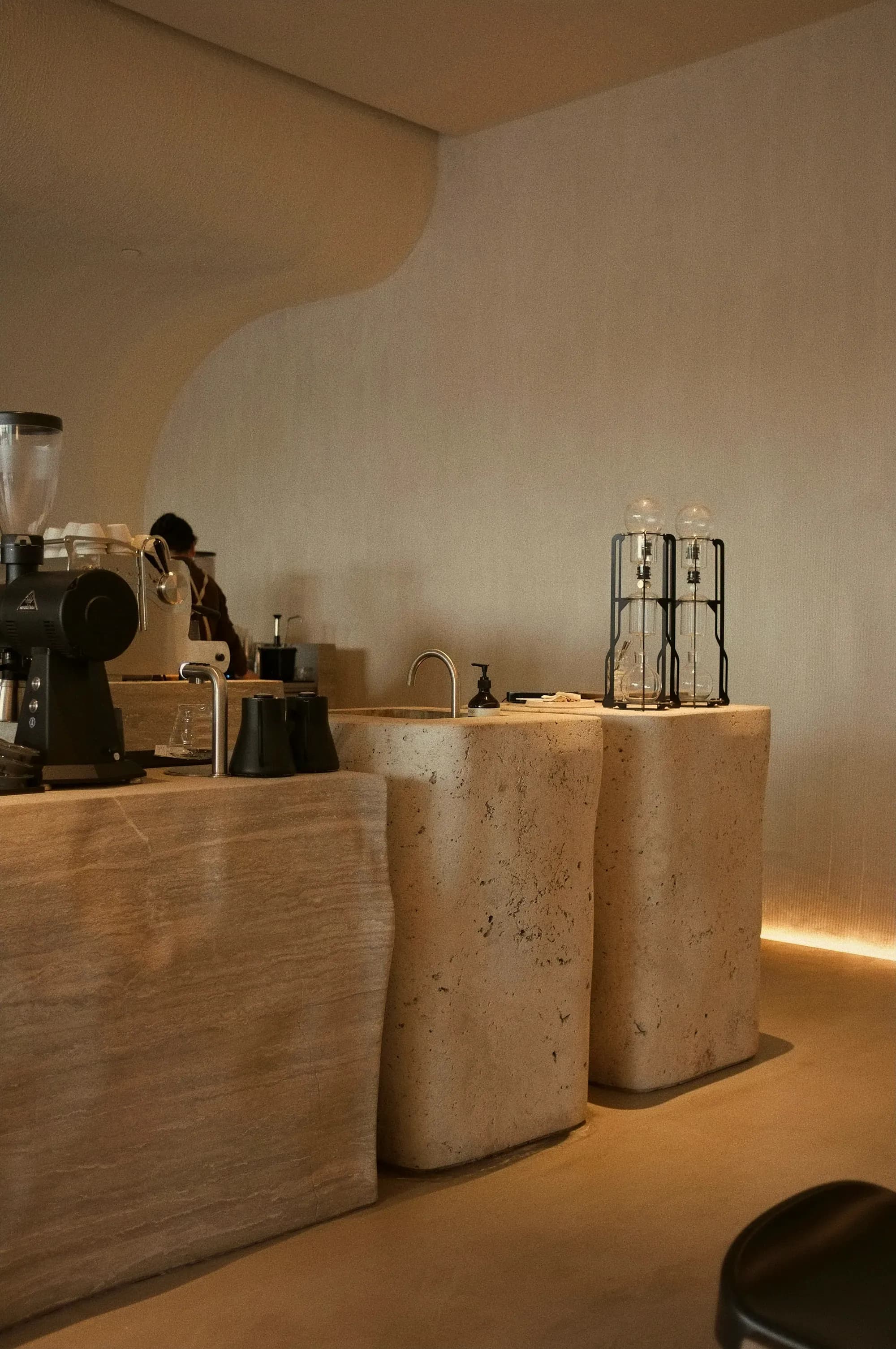 La stanza beige con i lavabi di pietra