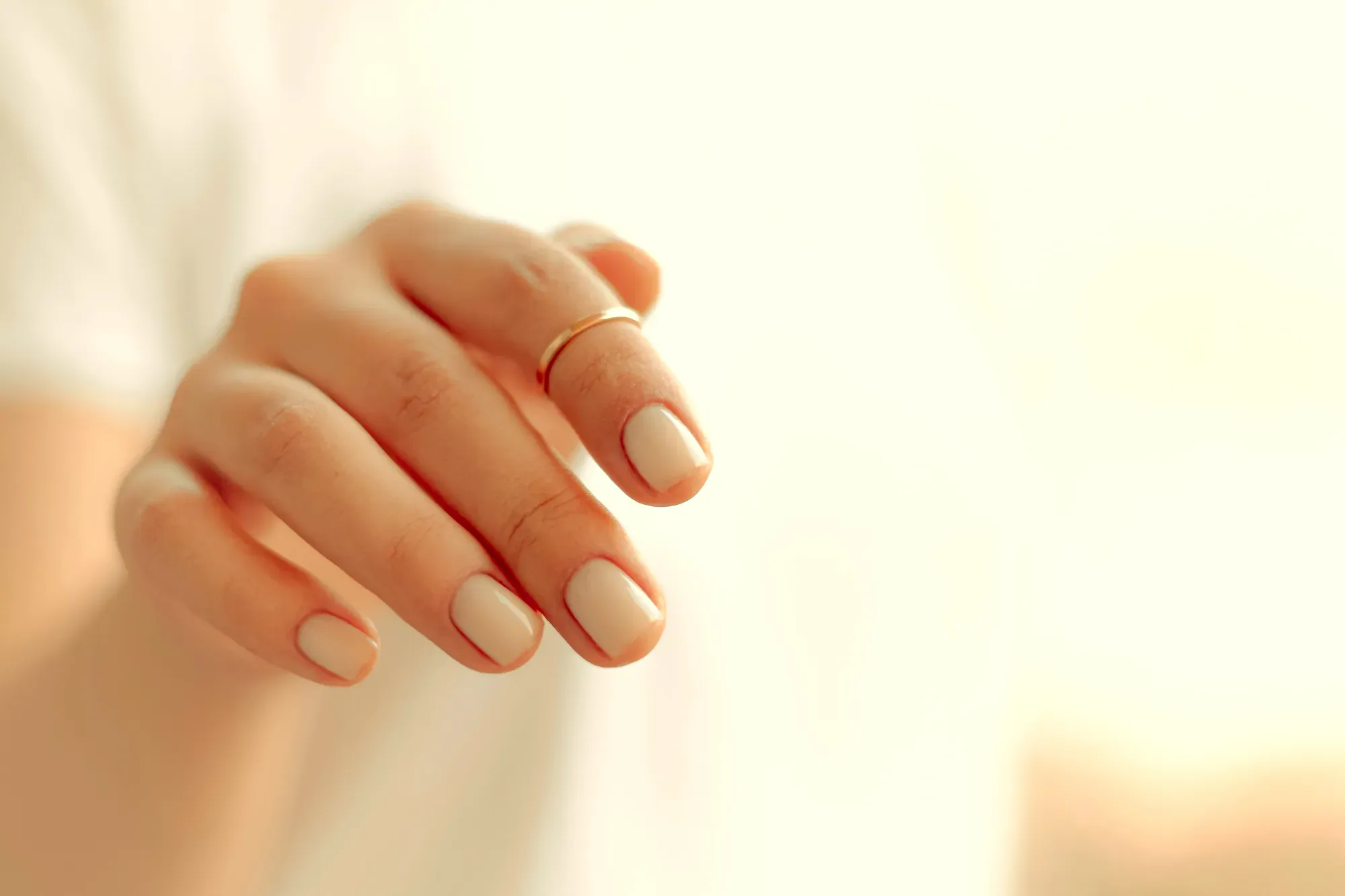 Le mani, beige, in luce morbida
