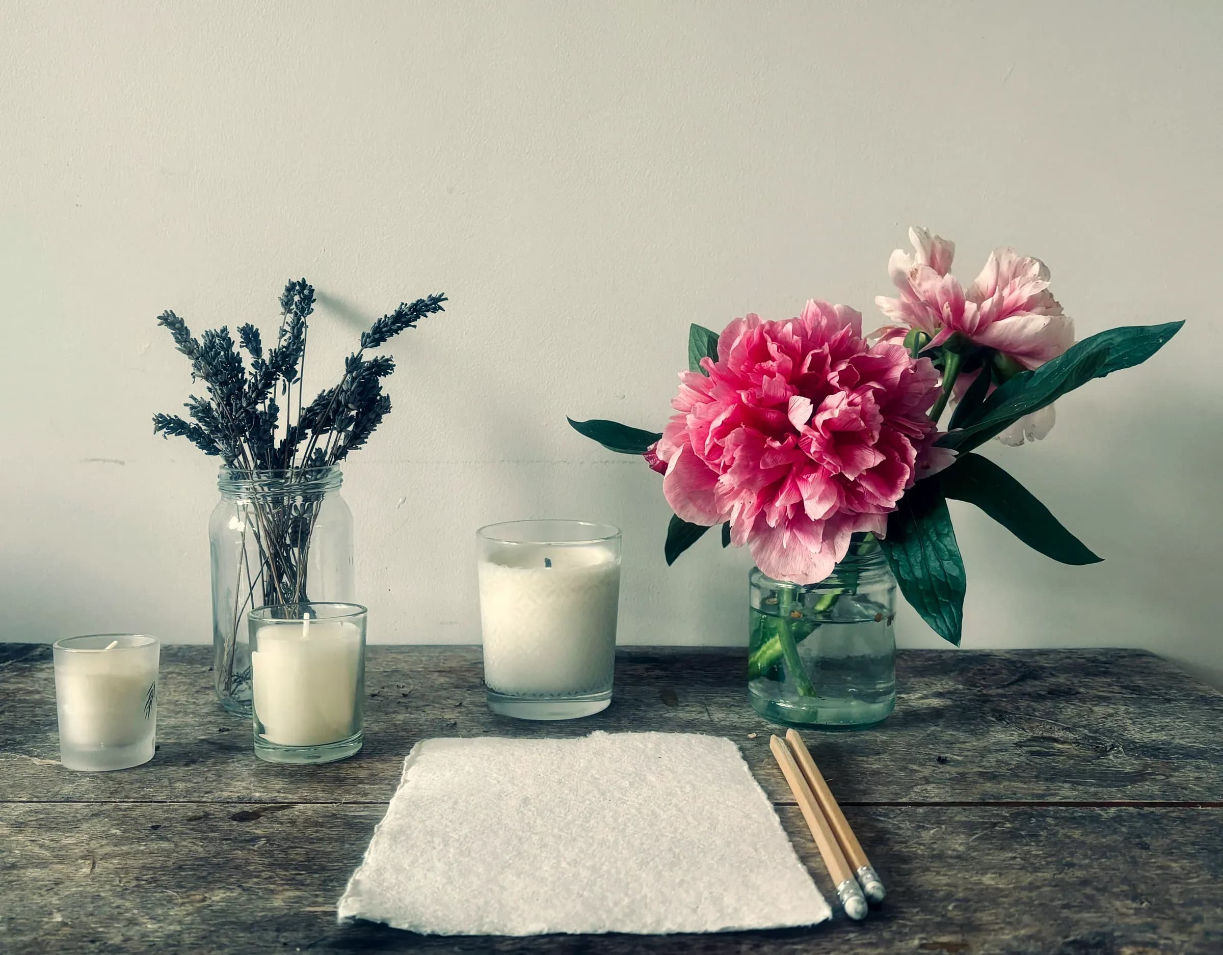 Peonie e candele