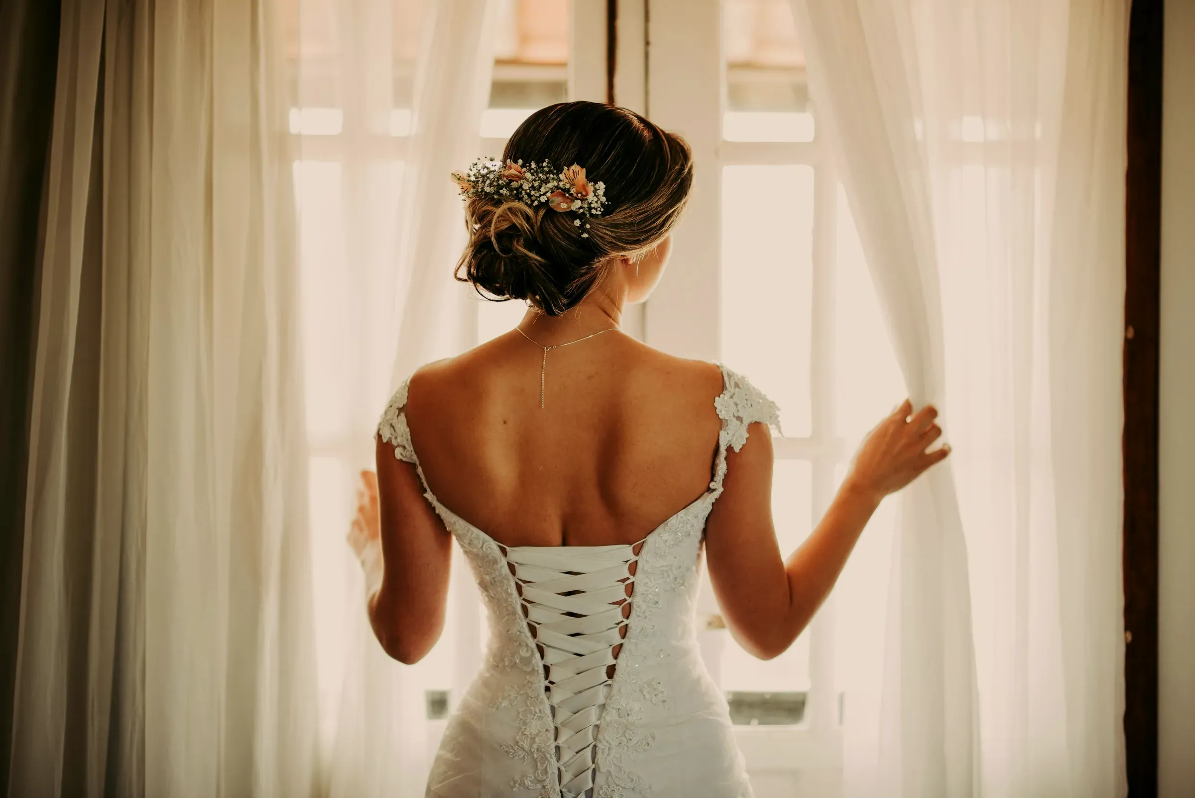 La sposa di spalle, alla finestra