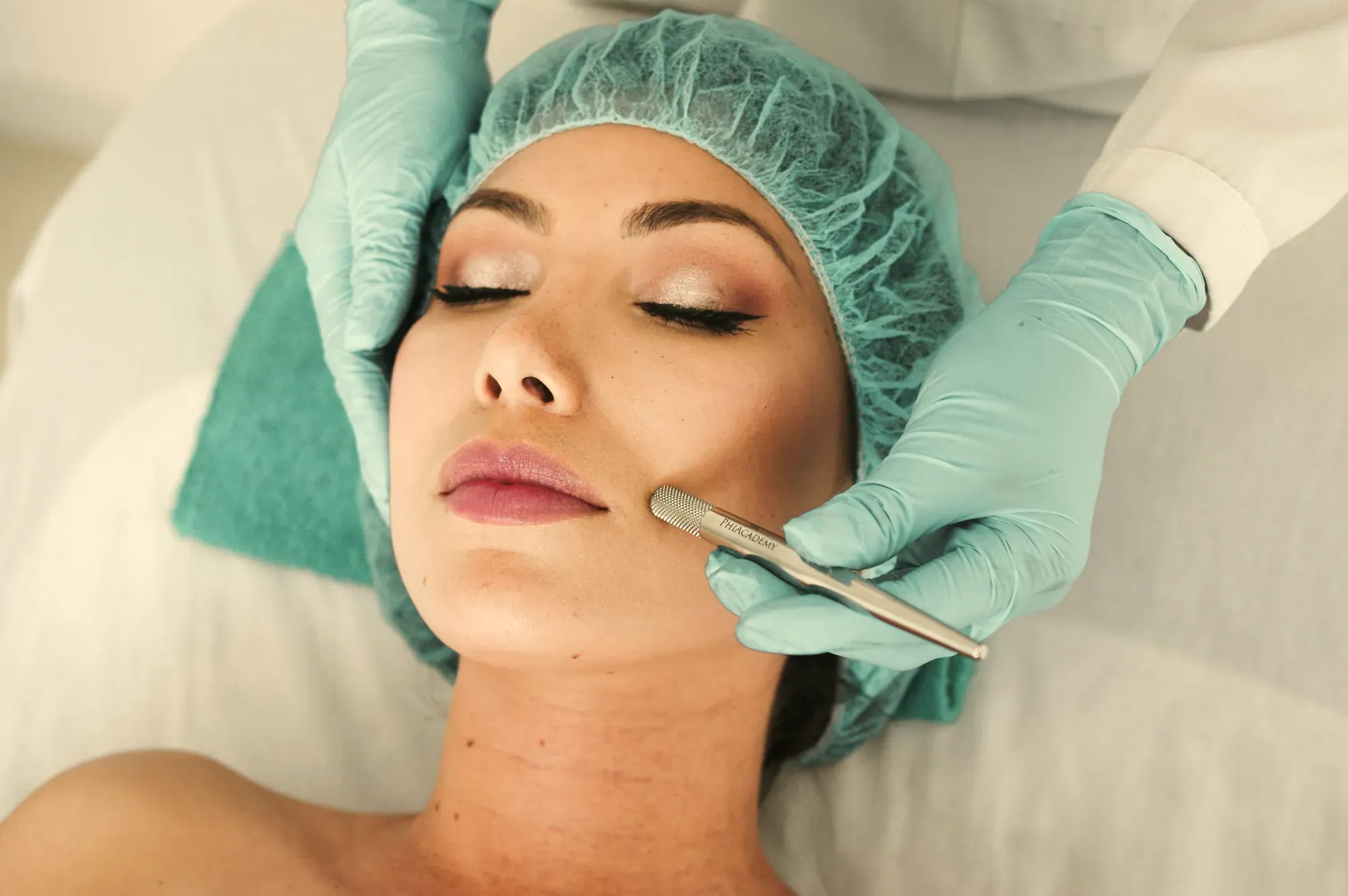 Trattamento viso con il manipolo dell’ossigeno