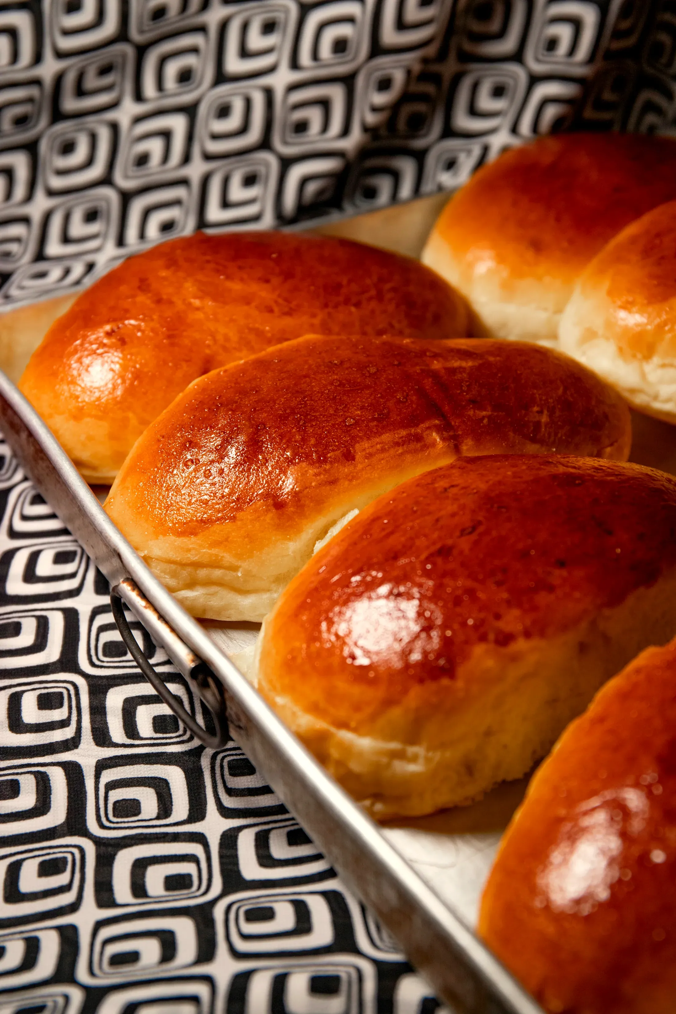 Le brioche lucide sulla teglia