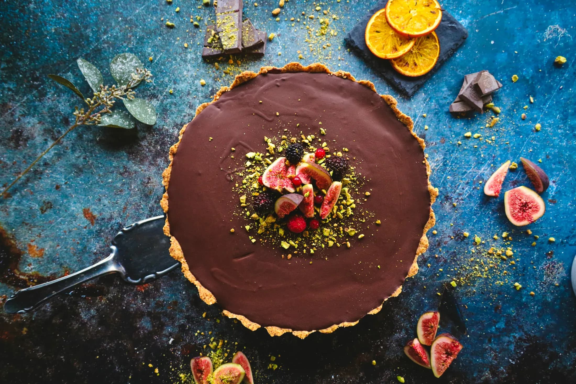La crostata al cioccolato con i fichi e il pistacchio, dall'alto