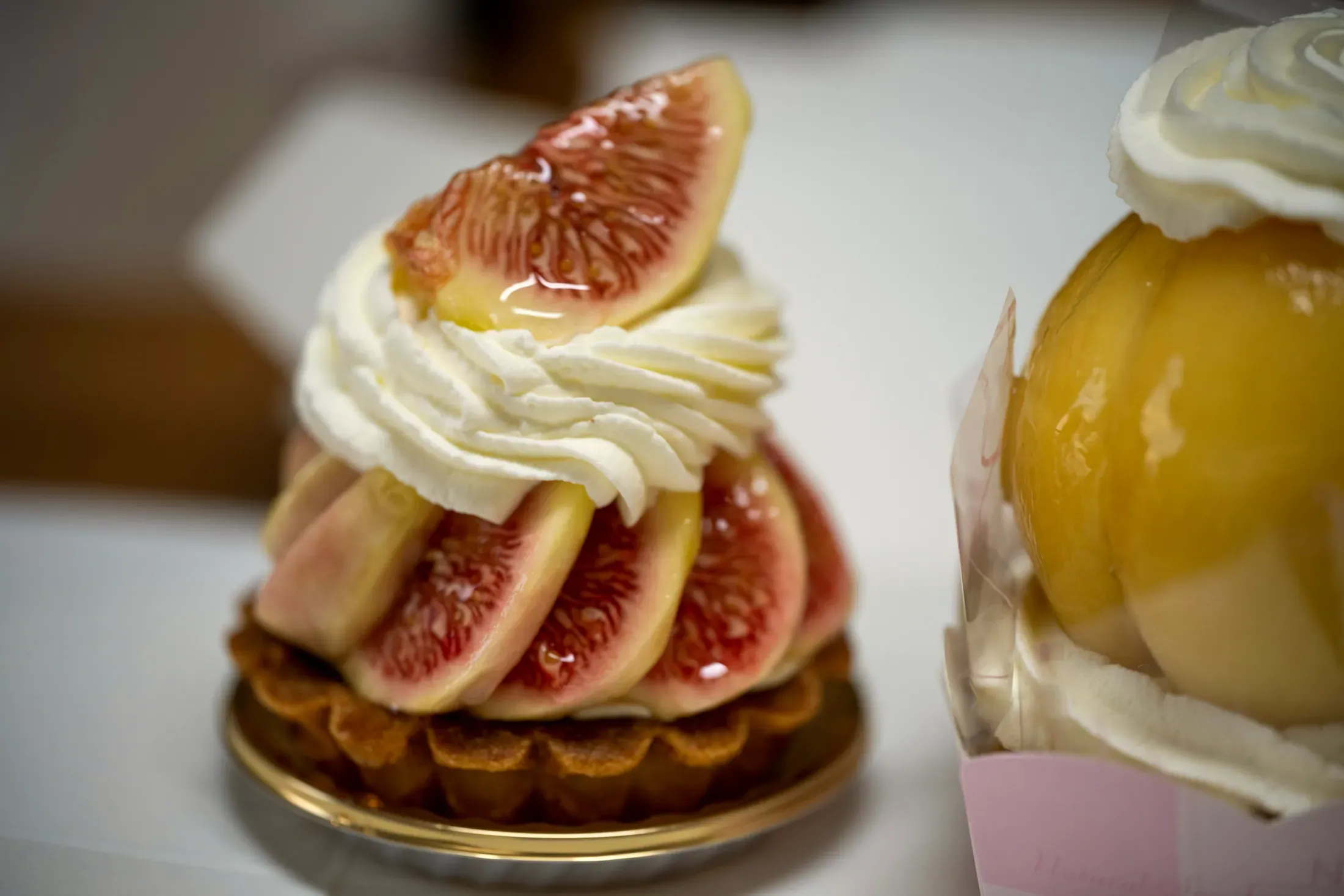 La torta con i fichi e la panna, da vicino