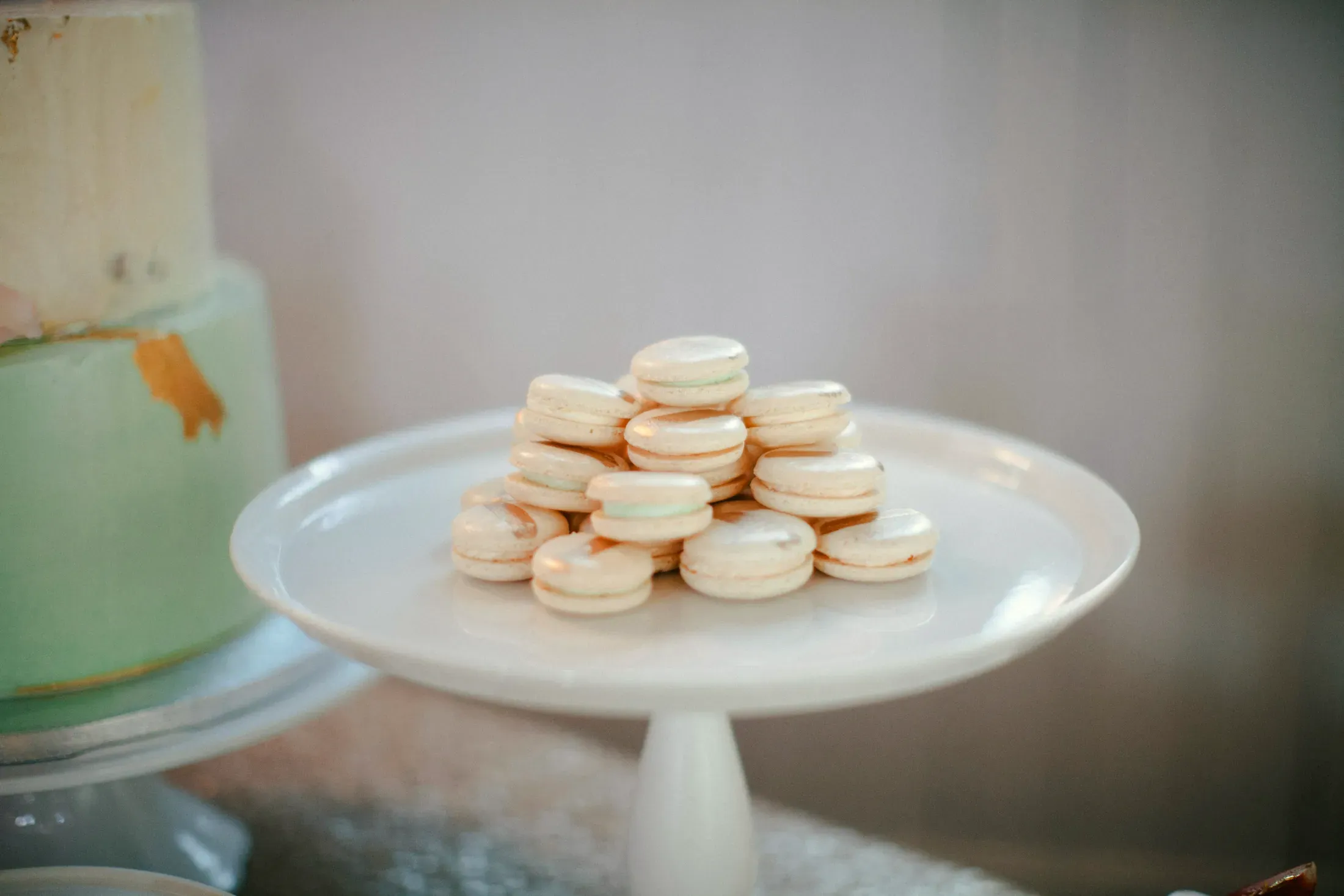 I macaron chiari sull'alzata bianca