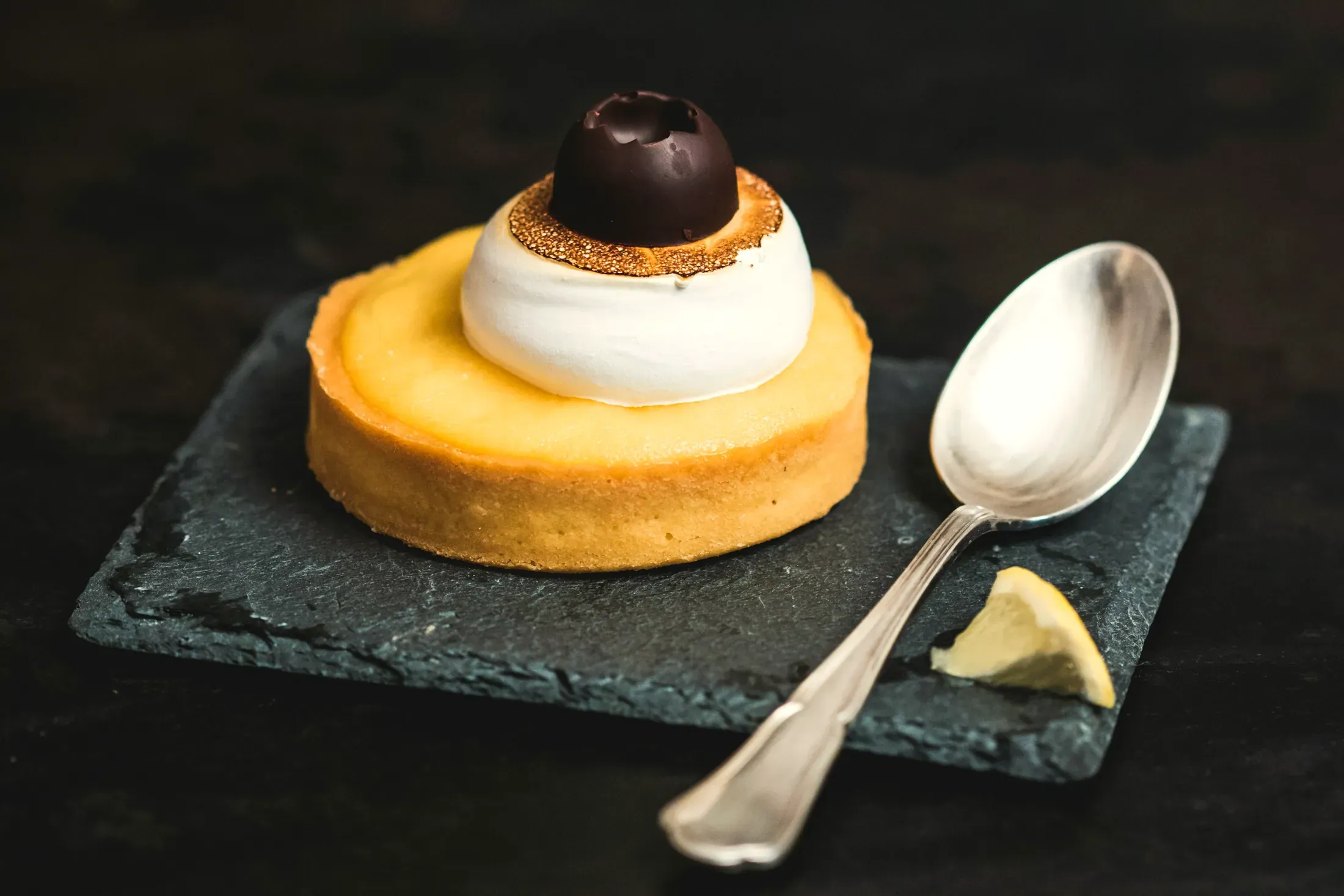 La tartelletta al limone con la meringa, sull'ardesia