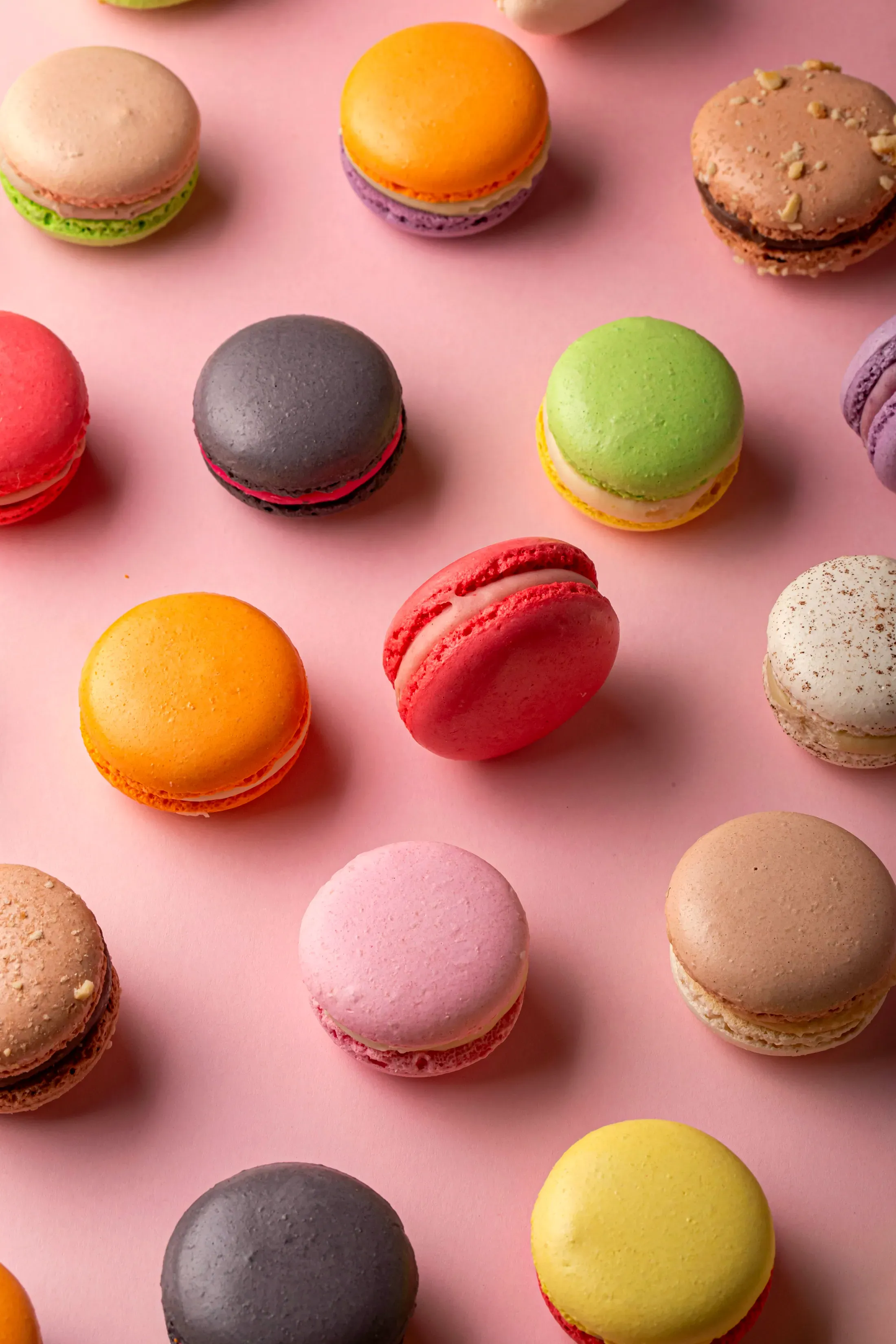 I macarons colorati su fondo rosa