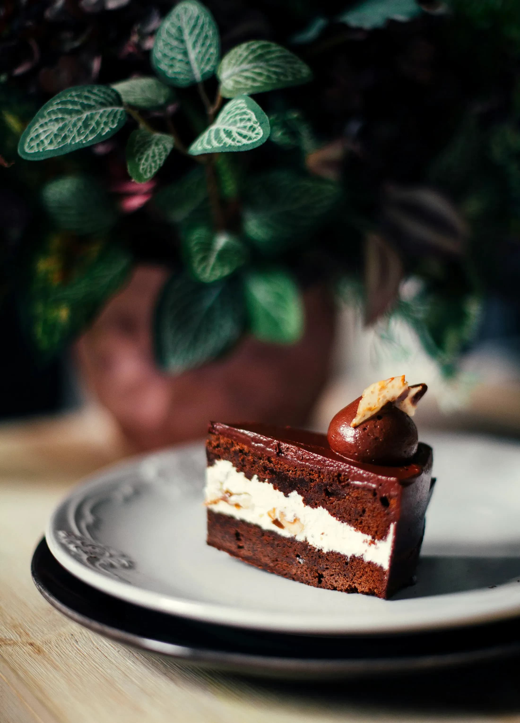 La monoporzione al cioccolato con la sfera lucida e la crema