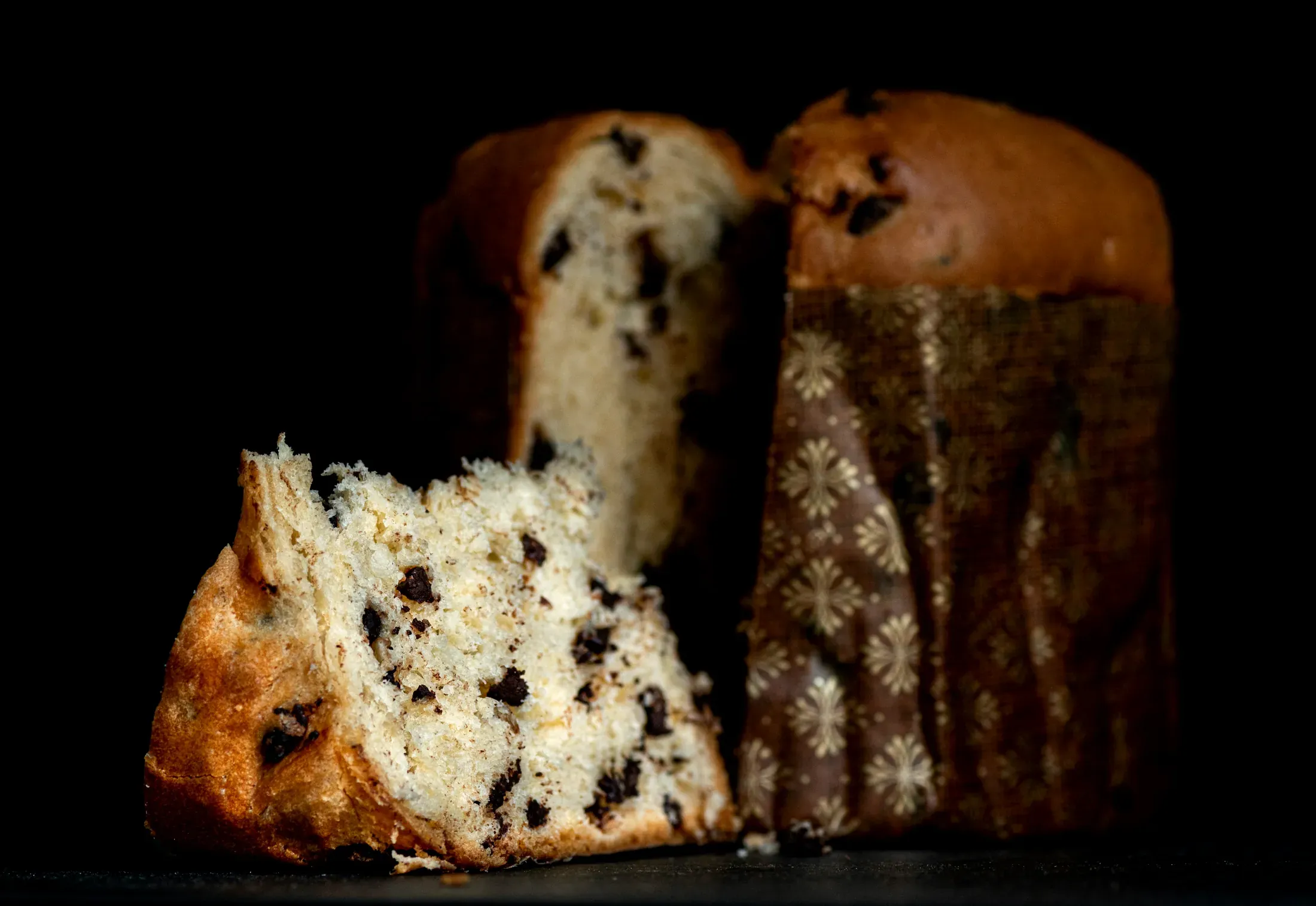 Il panettone tagliato, con l'alveolatura e l'uvetta, al buio