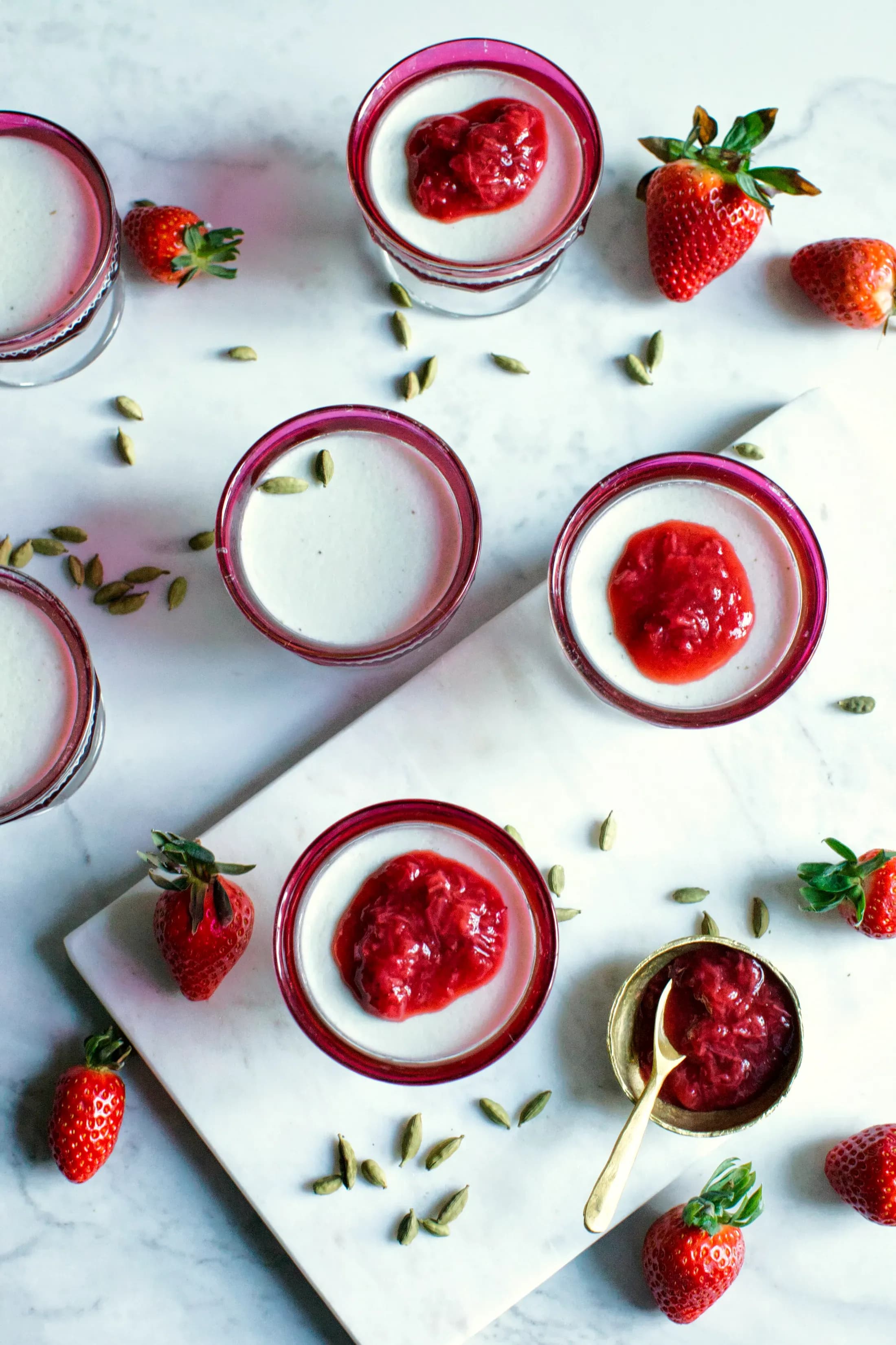 La panna cotta con la salsa di fragole, dall'alto