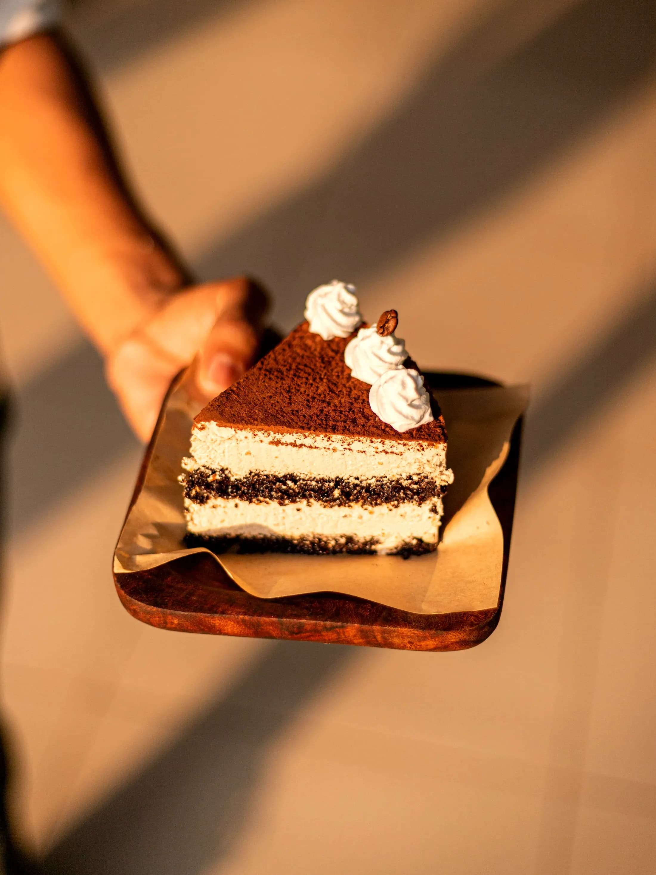 Il tiramisù in mano, la fetta con il cacao