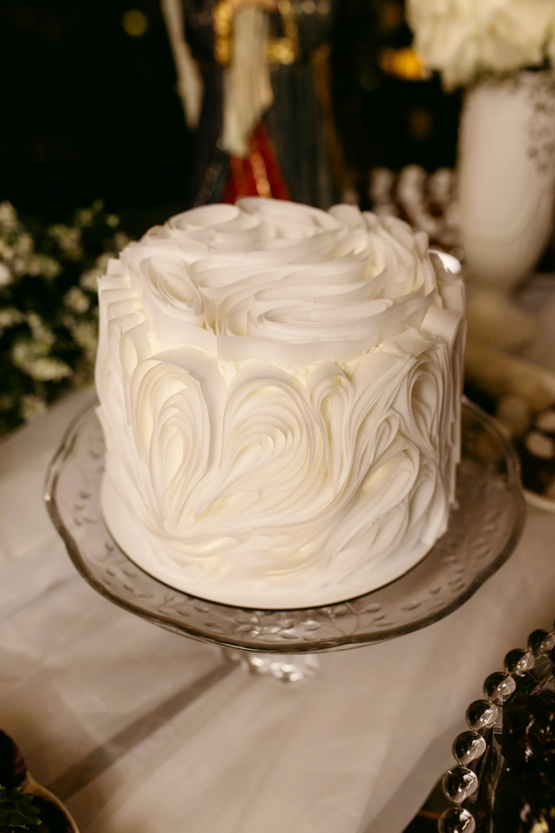 La torta bianca con la crema a onde