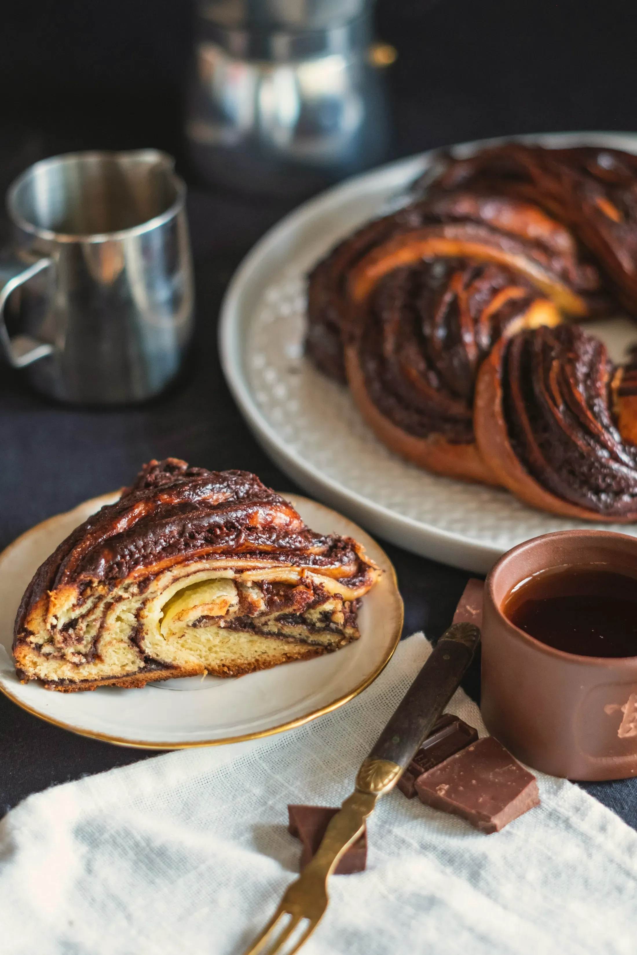 La treccia al cioccolato con la tazza di caffè