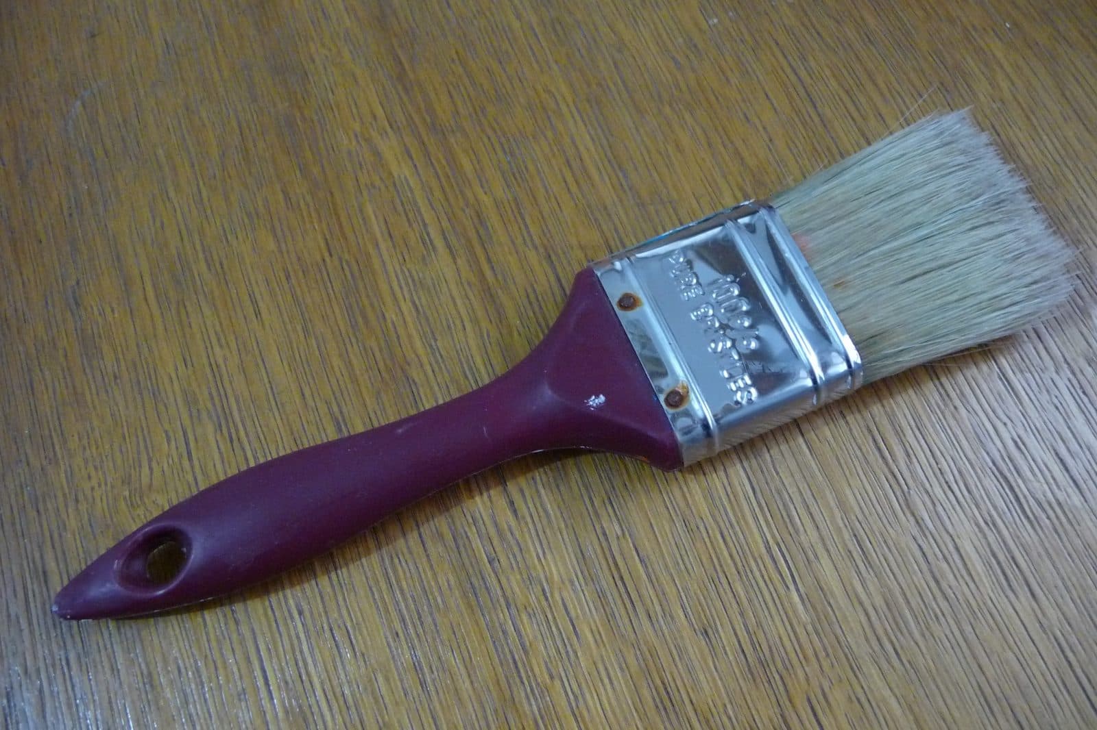 Pennelli piatti con il manico in legno