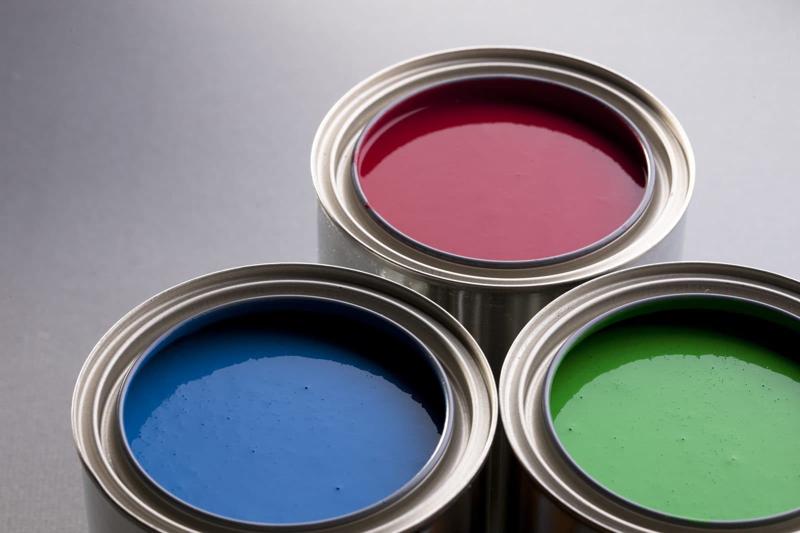 Barattoli di vernice aperti con il colore fresco