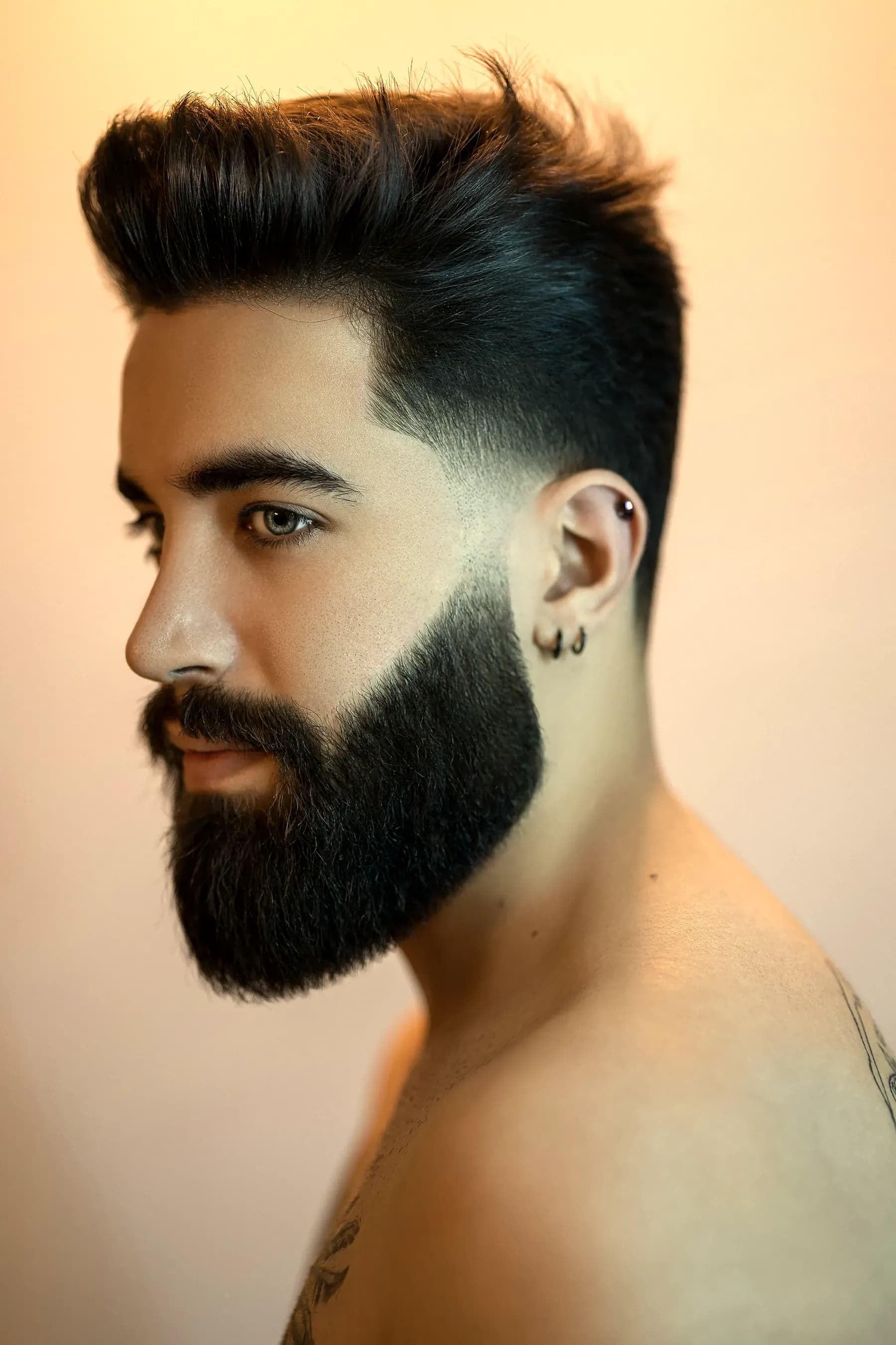Barba piena scolpita e sfumatura alta, di profilo