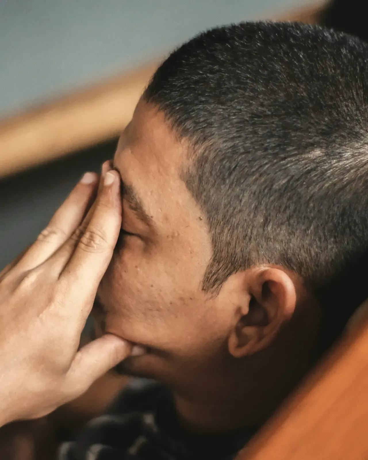 Le mani che massaggiano il viso, occhi chiusi