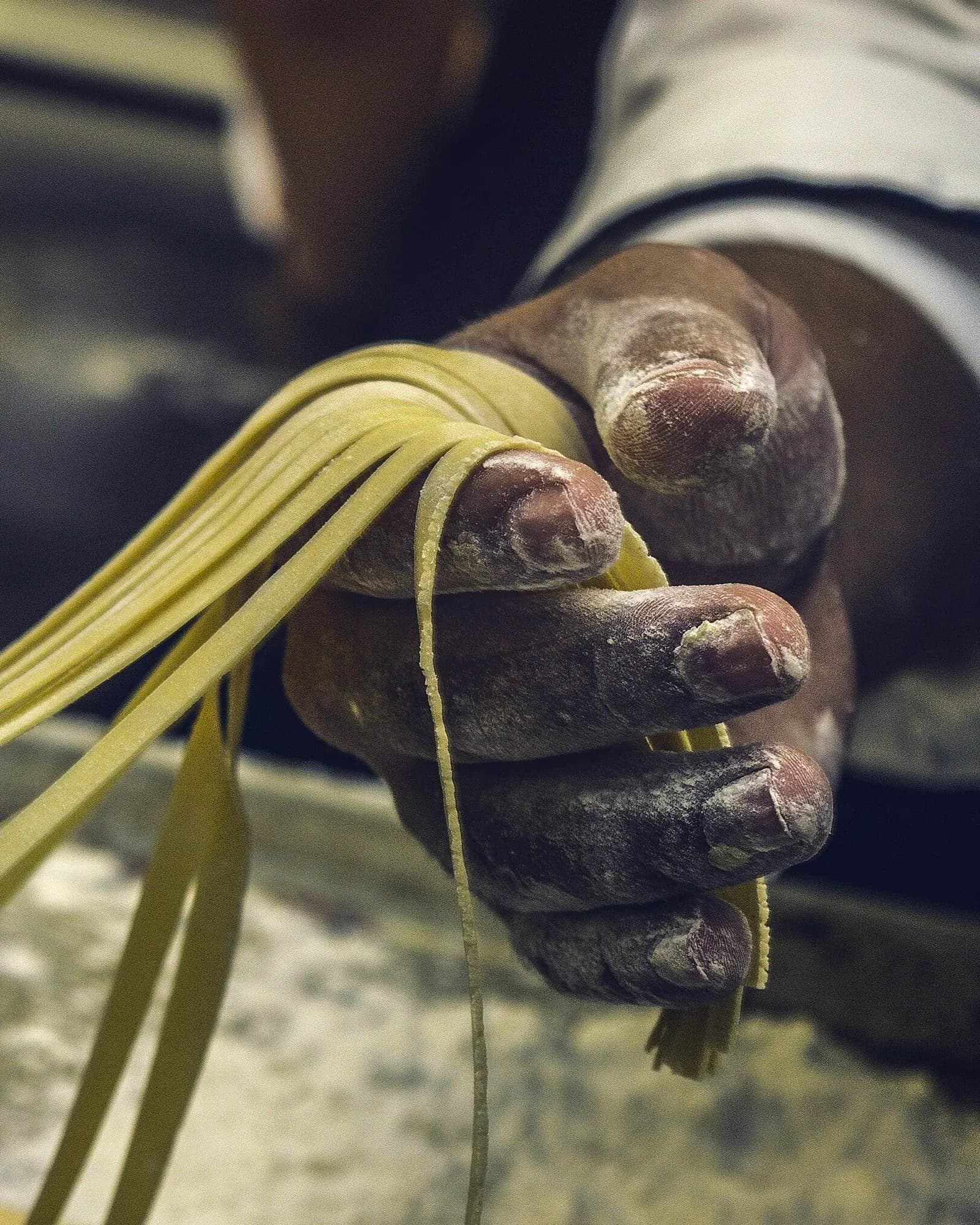 Le mani in cucina: la pasta appena tirata
