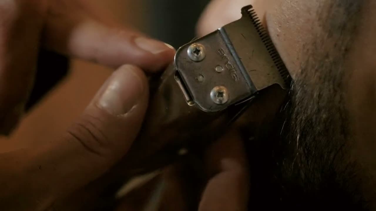 La macchinetta che disegna il contorno della barba, da vicino