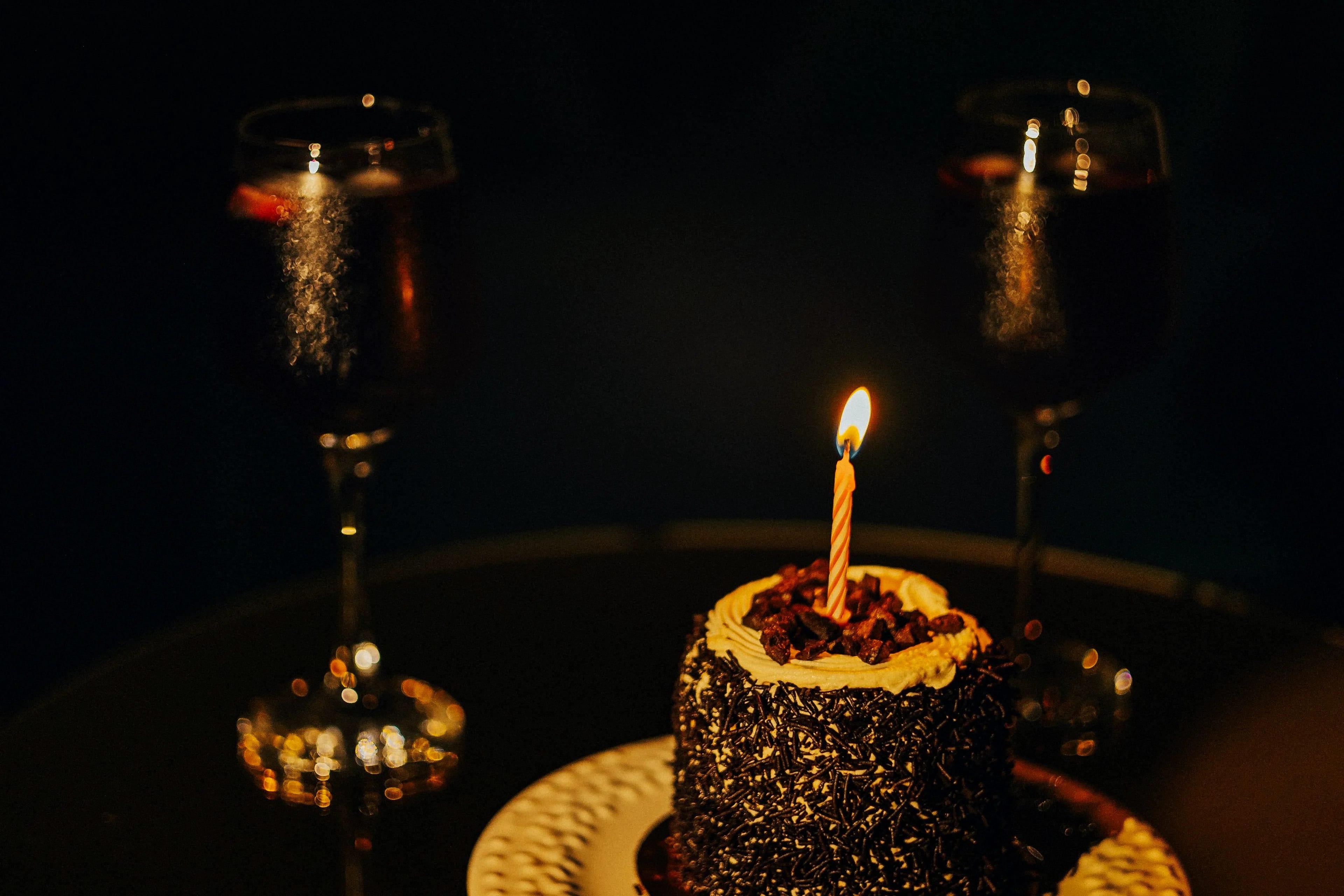 Due calici di passito e un dolce con la candela