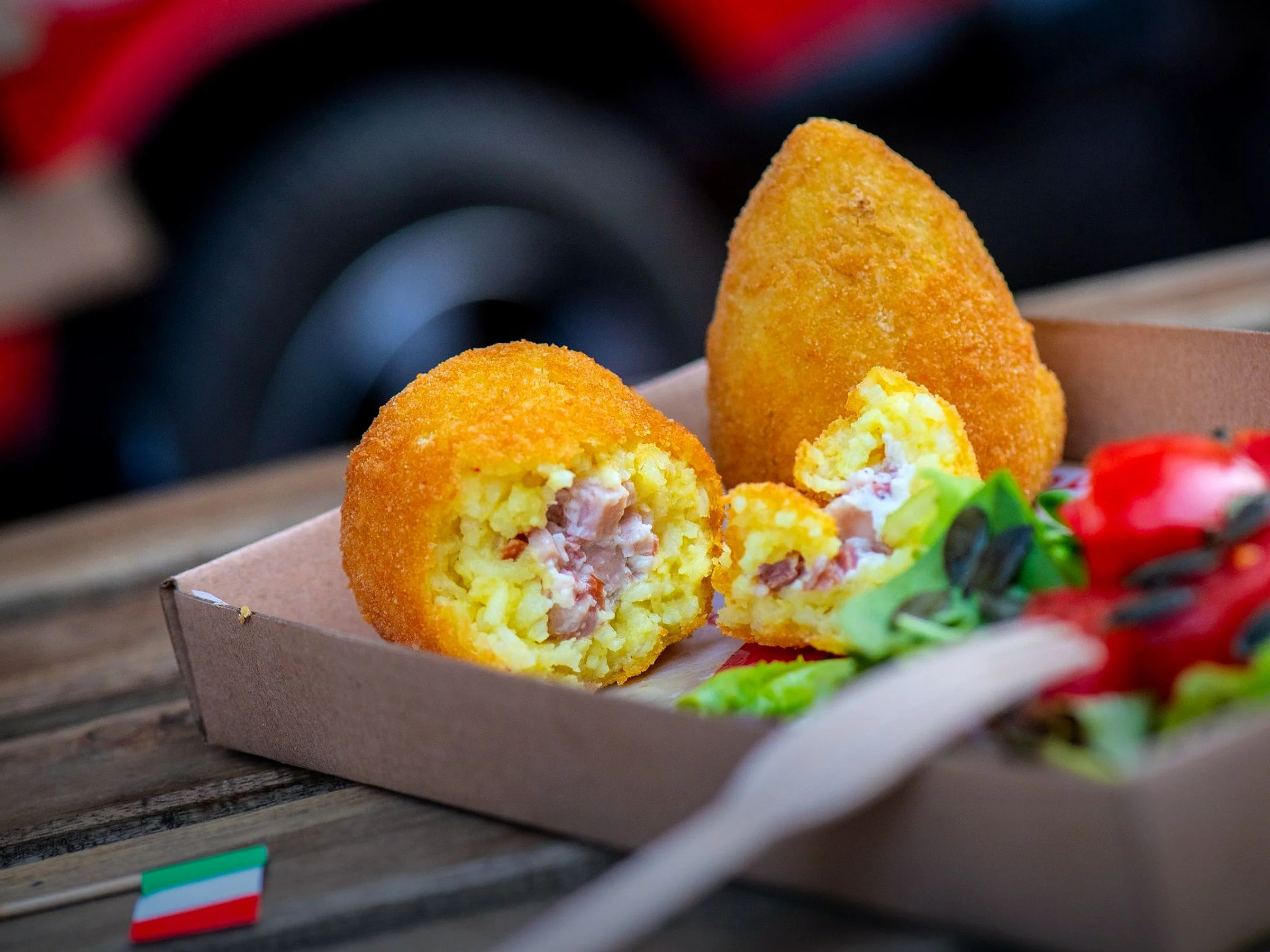 Due arancine, una aperta