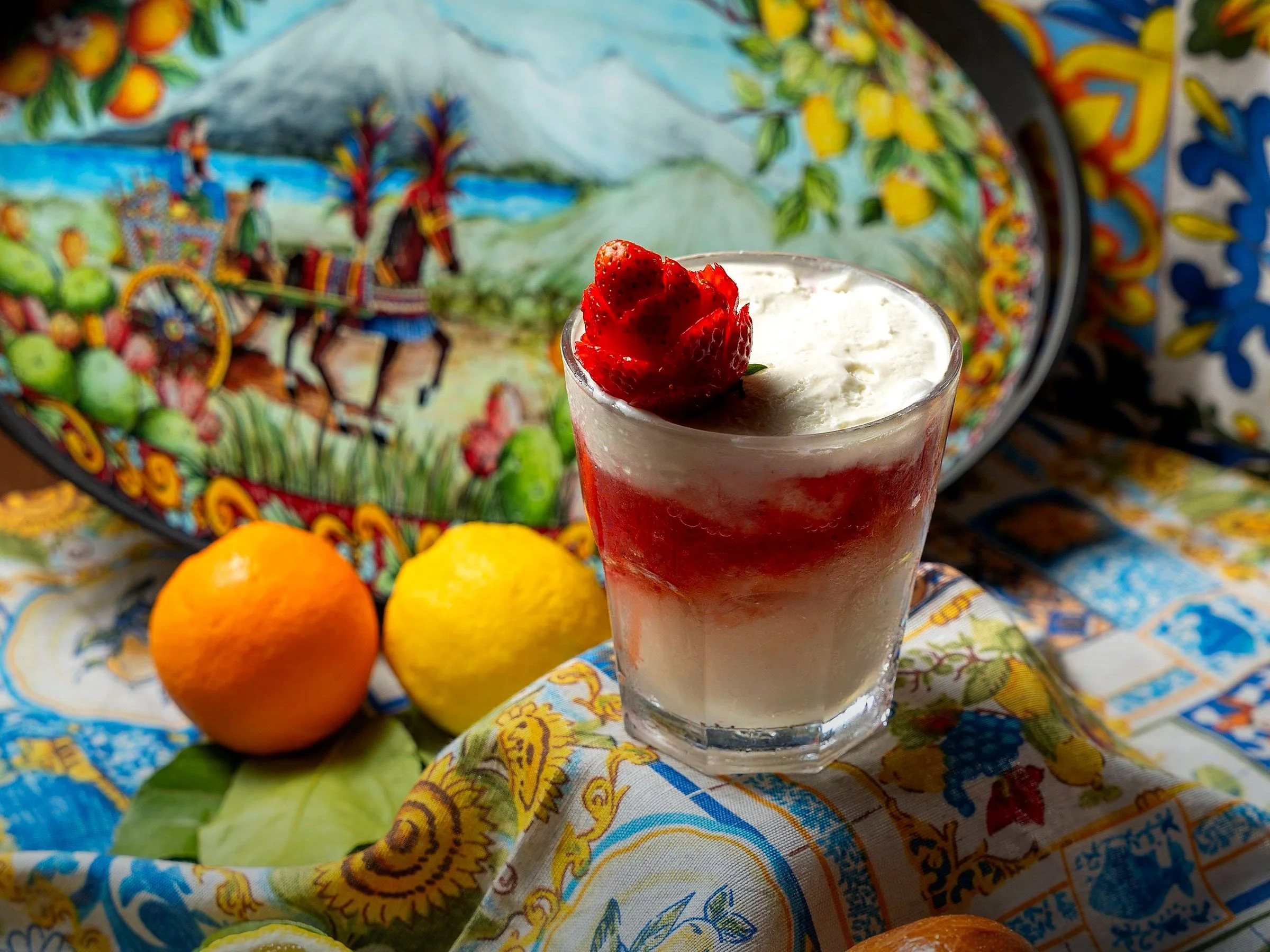 La granita di fragole con la panna e la brioche