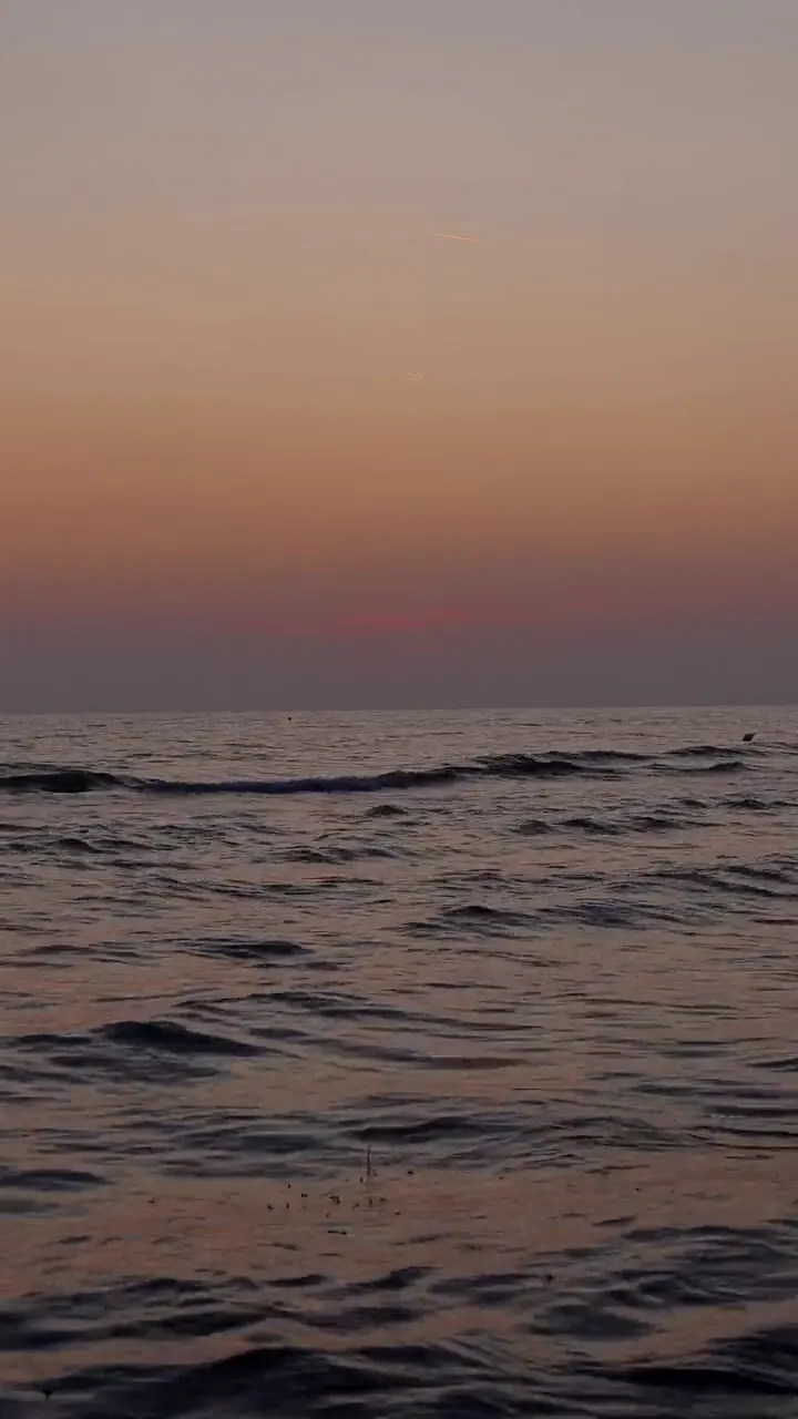 Il mare calmo al tramonto, il cielo pastello