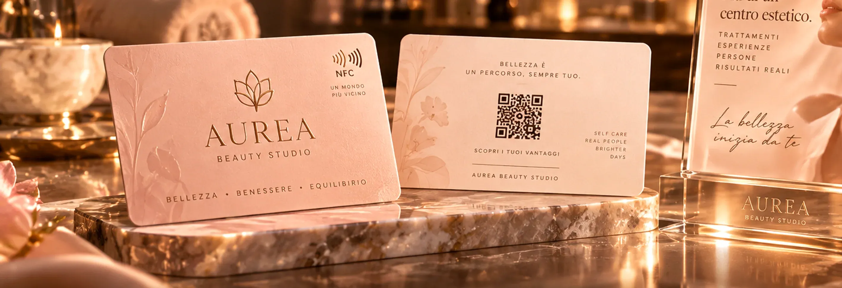 La Card AUREA e lo Stand sul banco di marmo