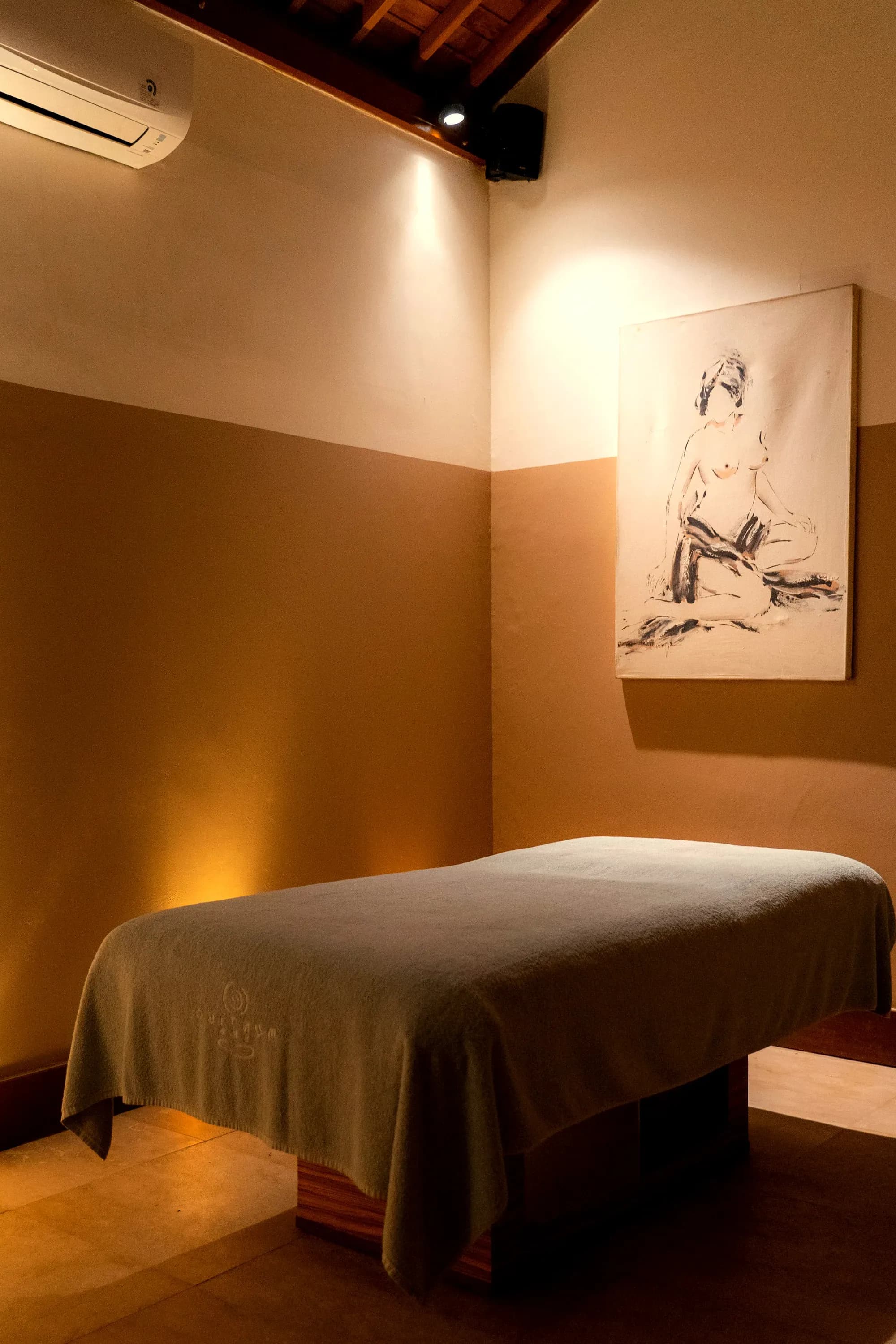 La cabina: il lettino, la lampada, il quadro