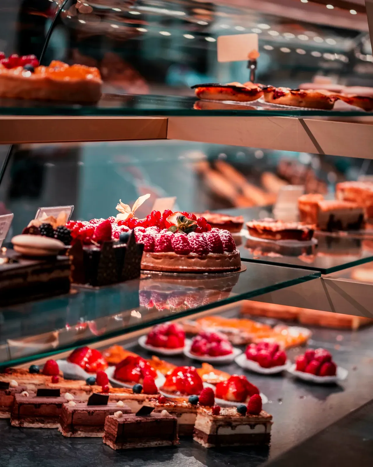 Il banco della pasticceria con le crostate e le monoporzioni in vetrina