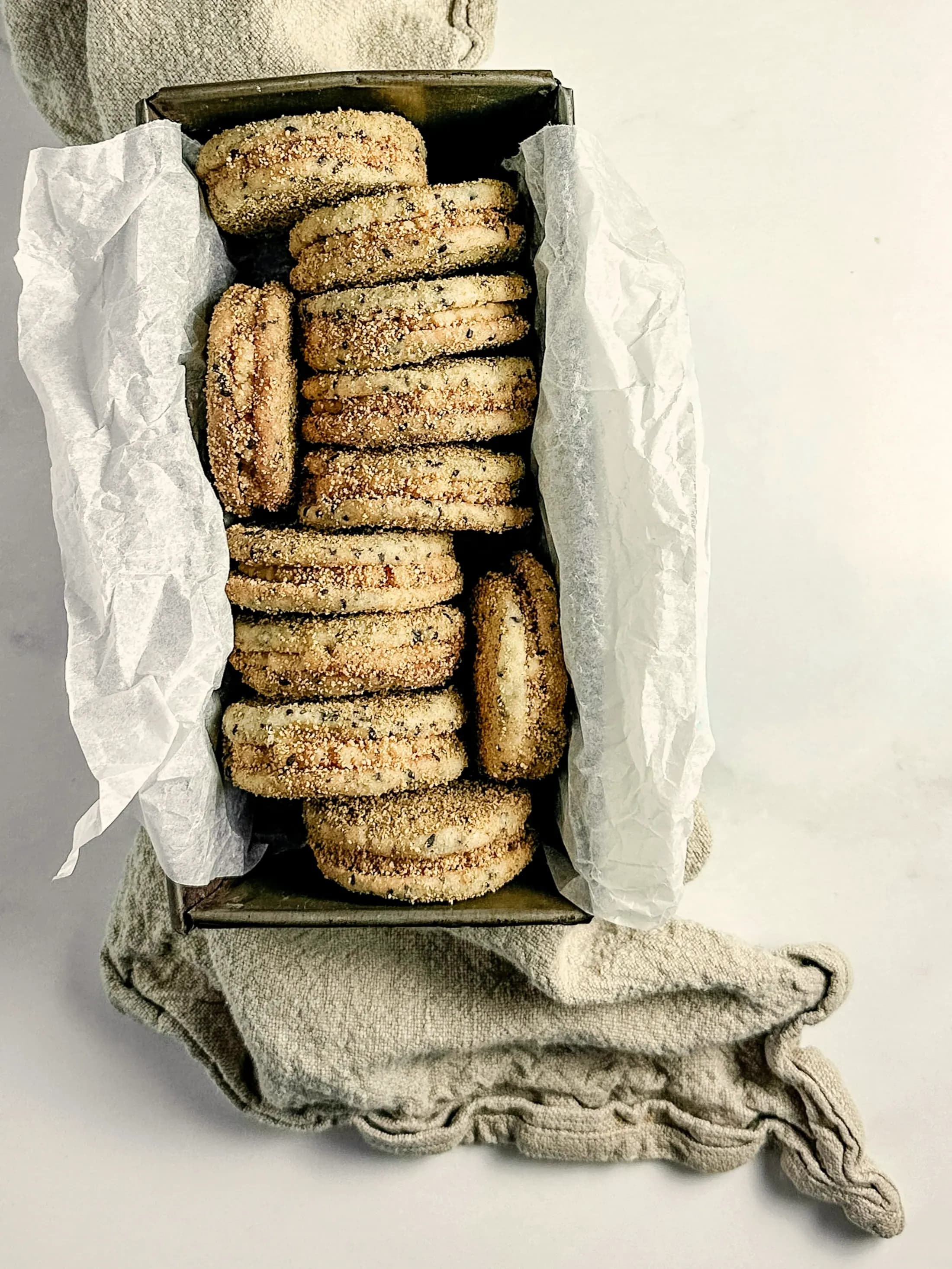I biscotti in fila nella scatola con la carta