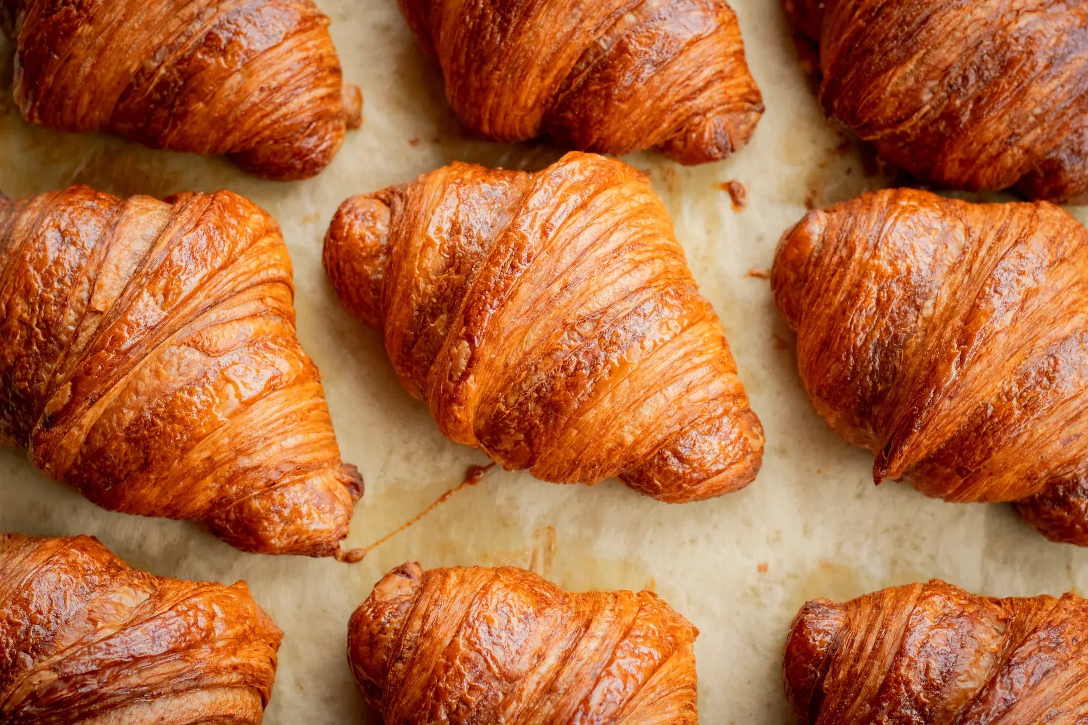 I croissant appena sfornati, uno sull'altro