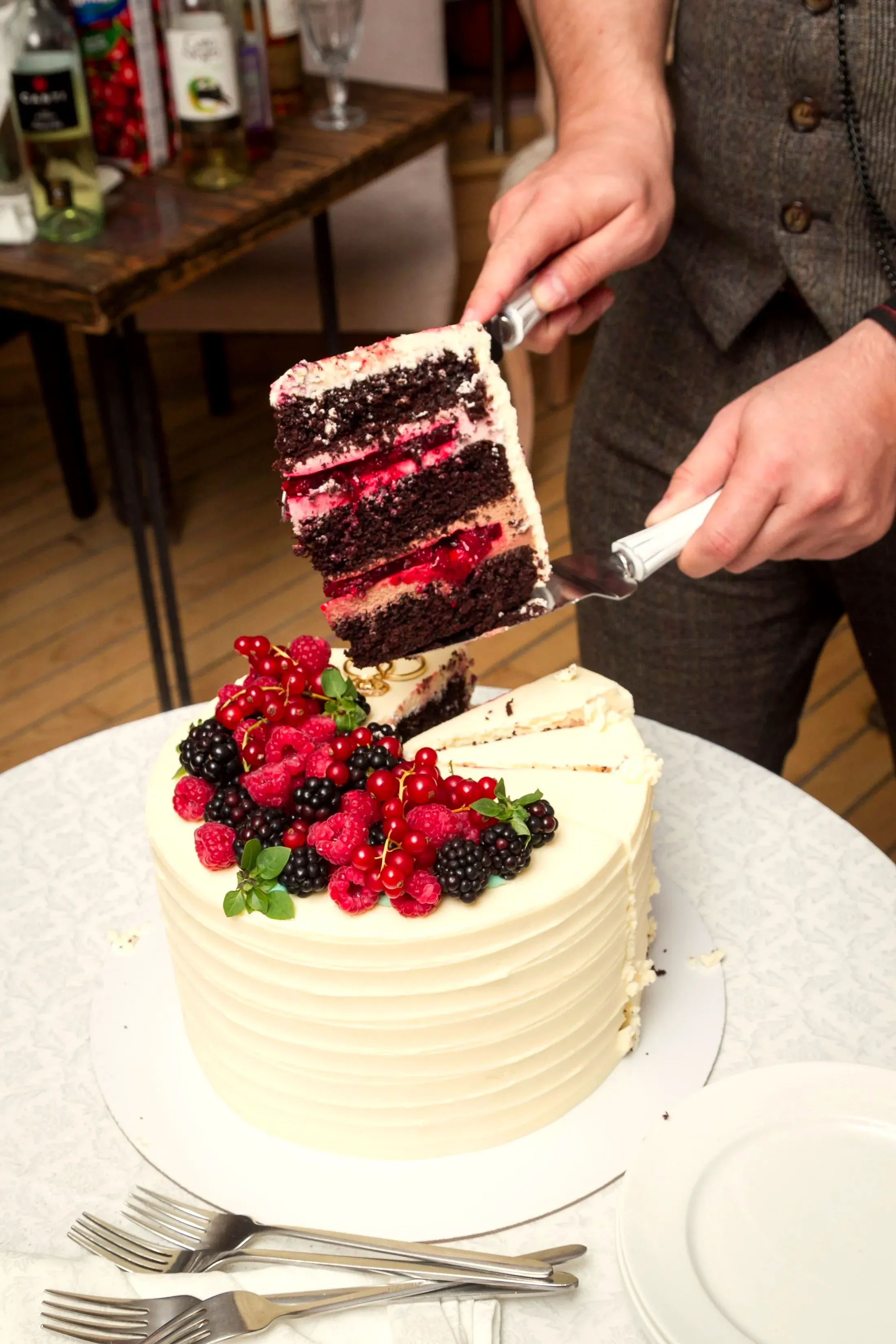 La fetta di torta ai frutti rossi sollevata dalla torta