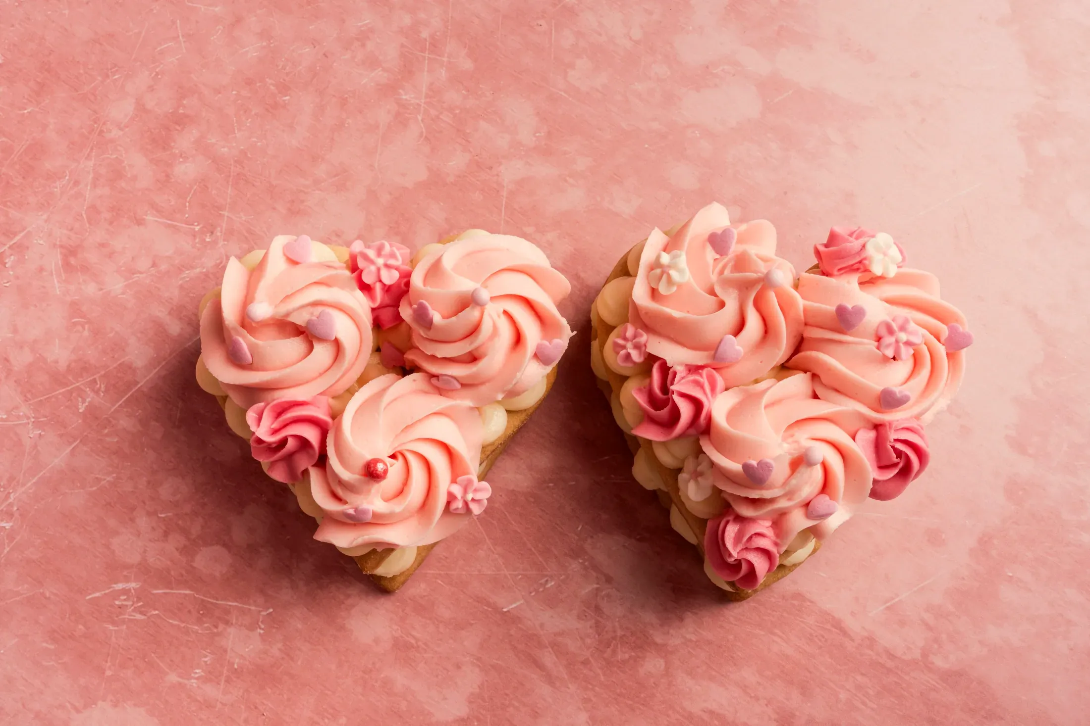 I due dolci a cuore con le rose di crema rosa