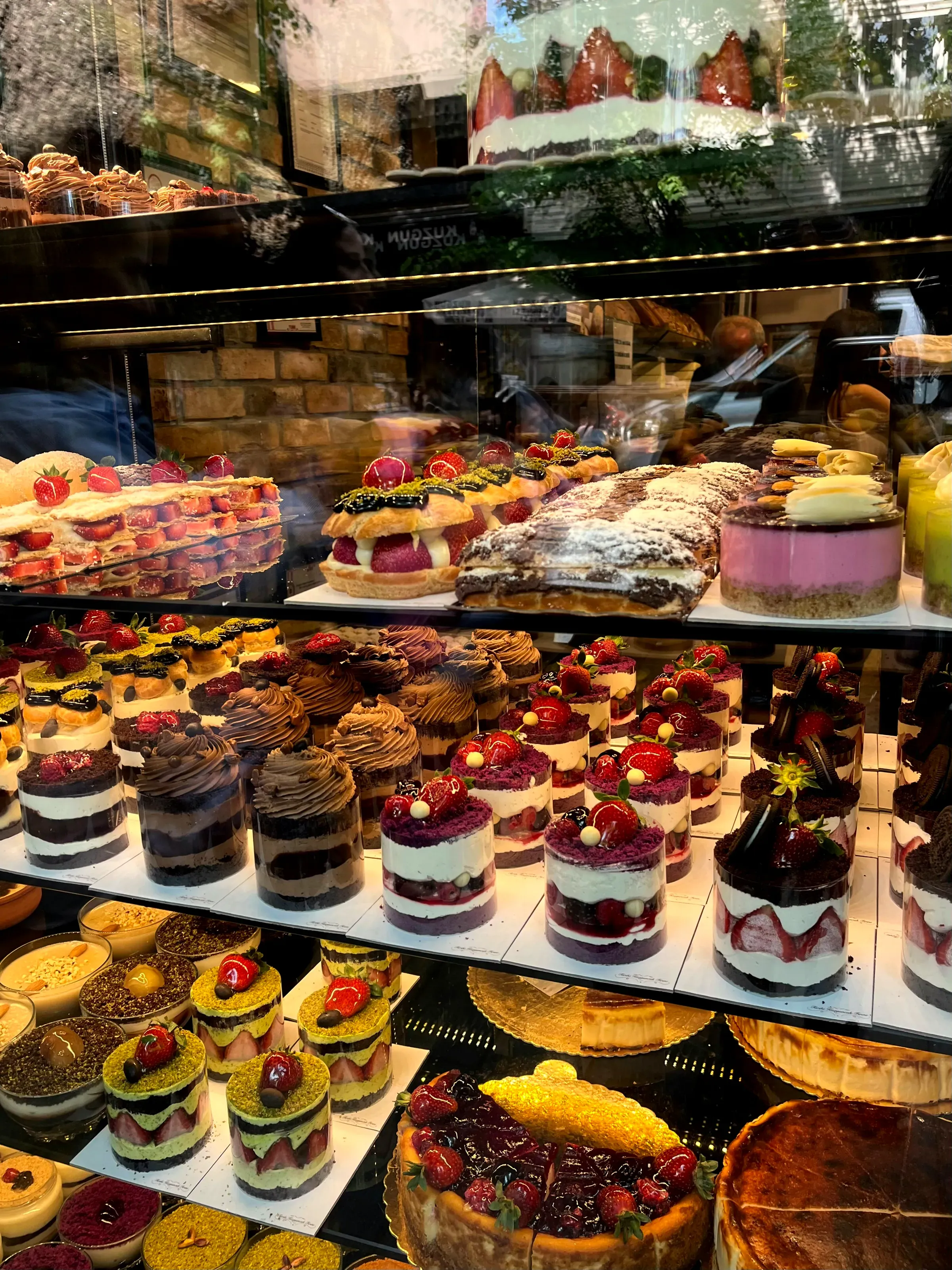 Le torte in vetrina, una accanto all'altra
