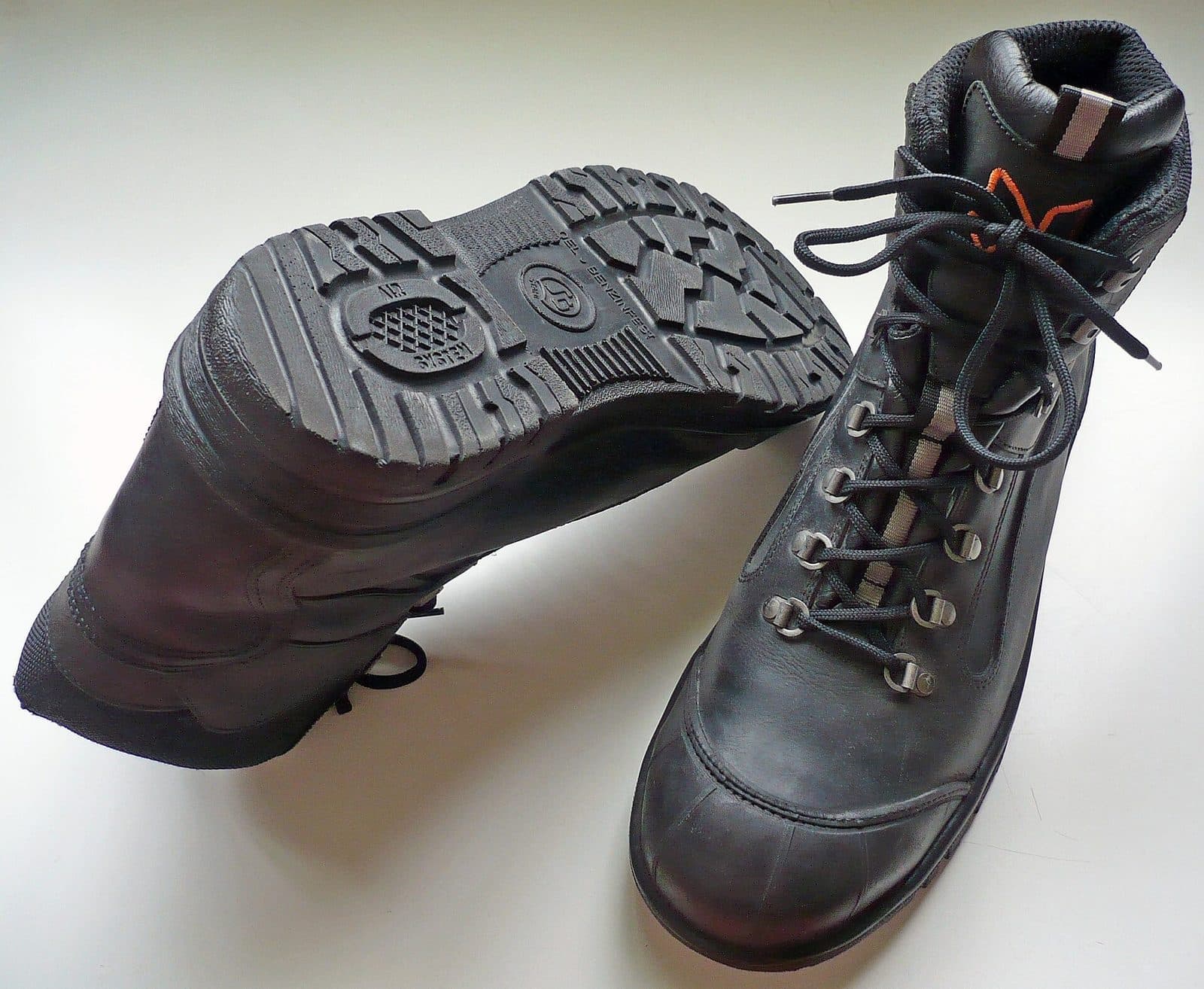 Un paio di scarpe antinfortunistiche S3 in pelle nera, una girata a mostrare la suola