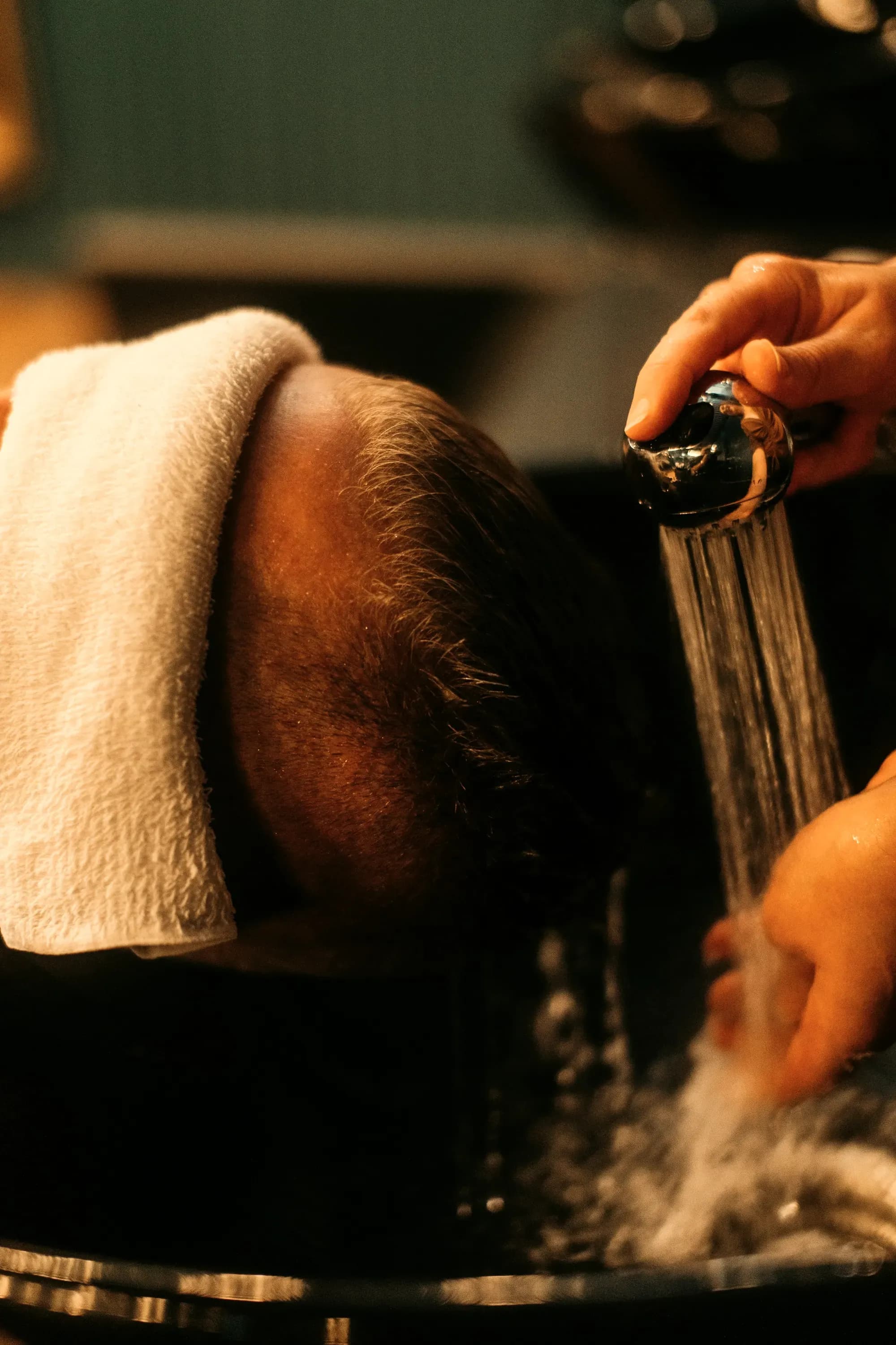 Il lavaggio: l'acqua calda sui capelli, il panno sulla fronte