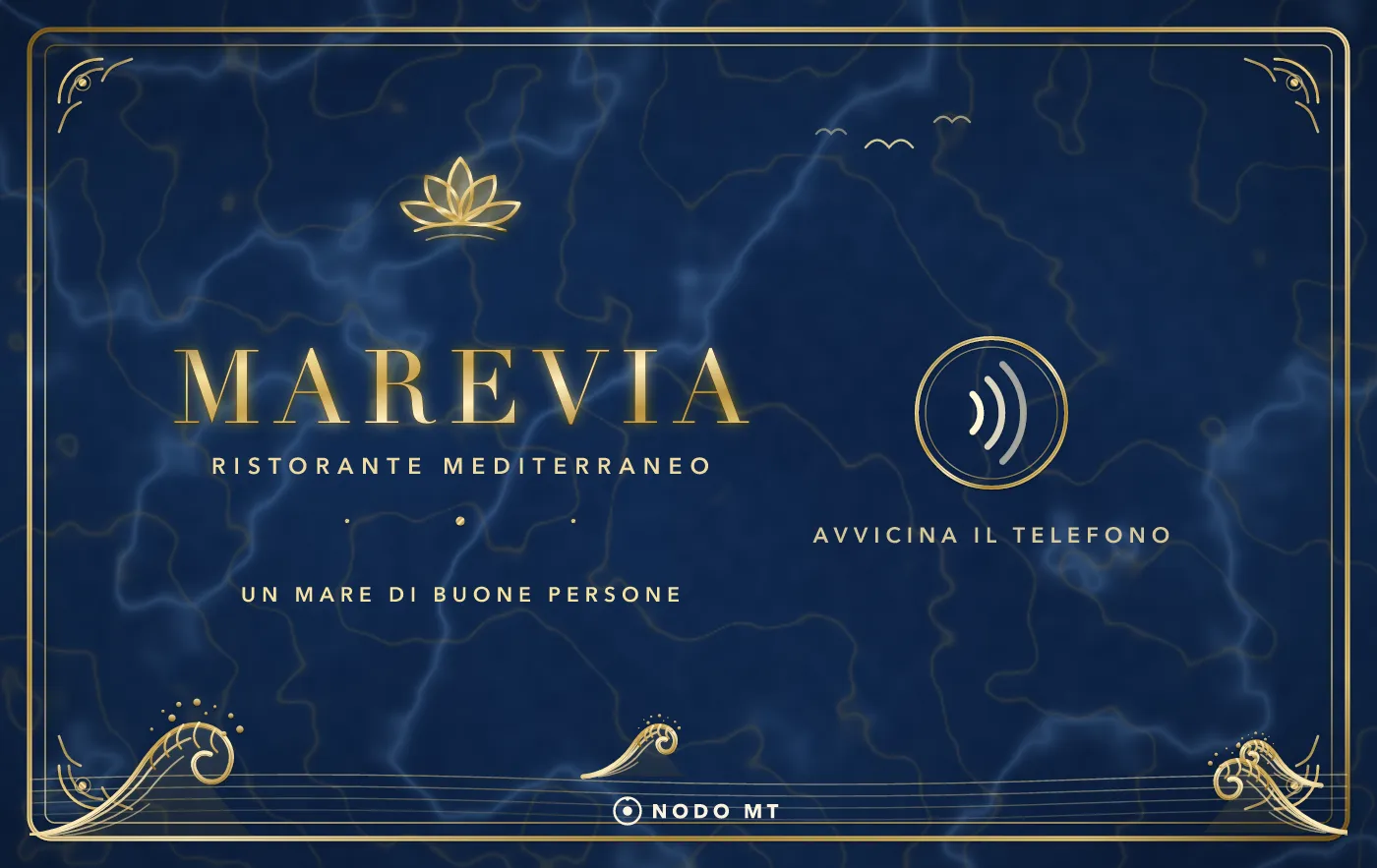 La Card NFC di Marevia: navy con le onde d'oro, «Avvicina il telefono»