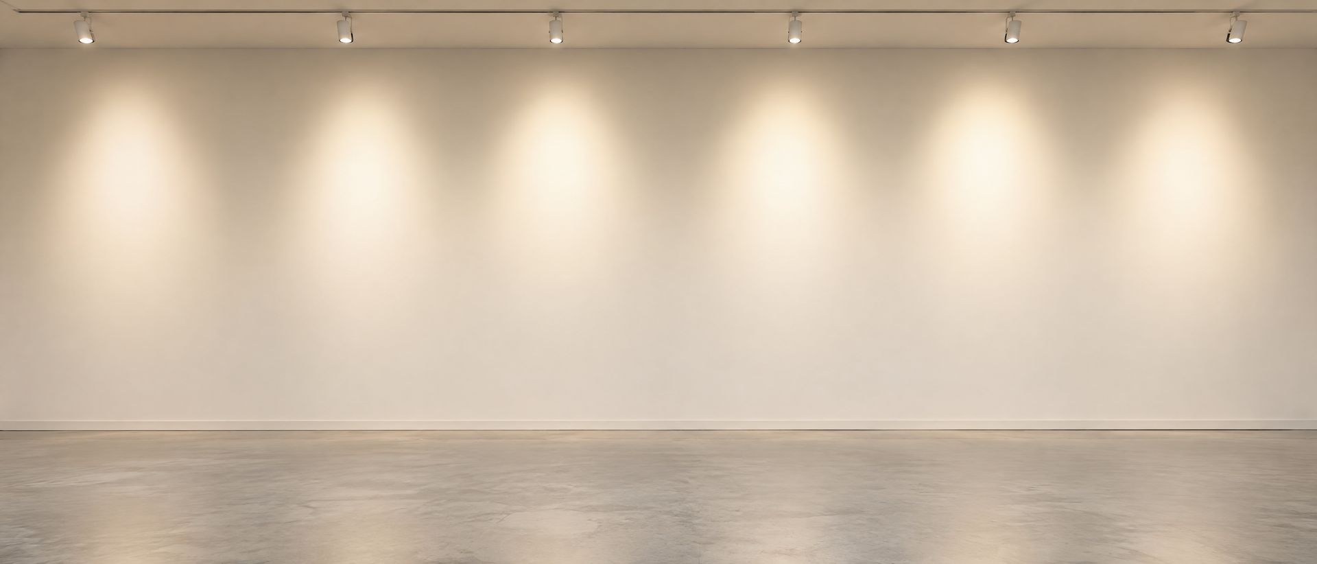 Una sala di galleria con la parete bianca e i faretti