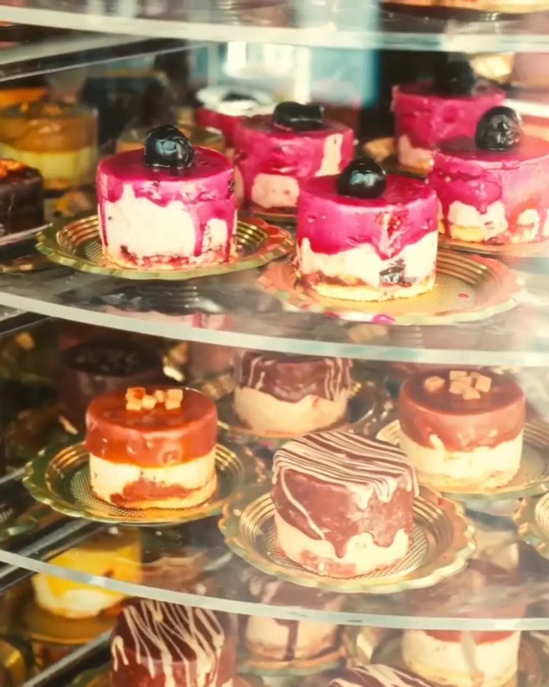 Il banco della pasticceria con le crostate e le monoporzioni in vetrina