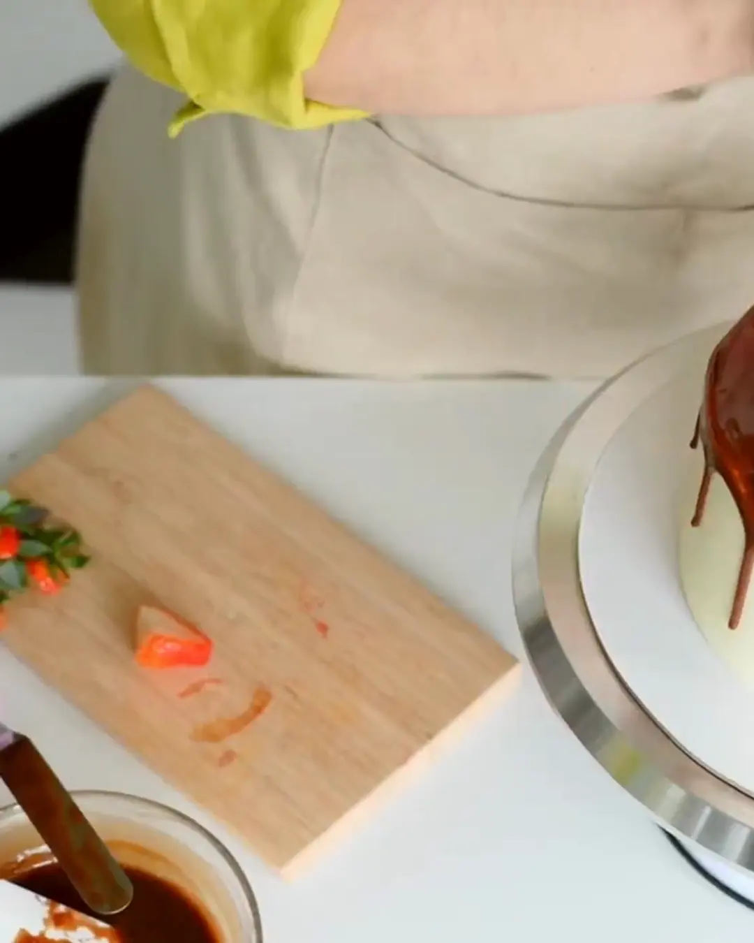La torta nuziale a due piani con il verde, su fondo scuro