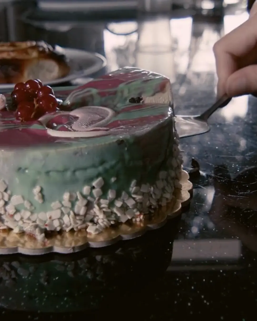 Una fetta di torta a strati con le fragole e la forchetta, sul piatto